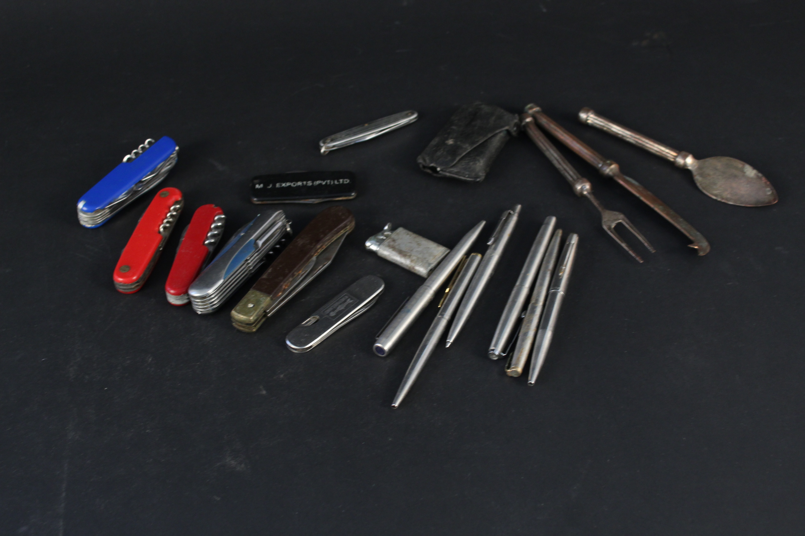 A selection of pens (including Parker pens), folding knives, - Image 4 of 4