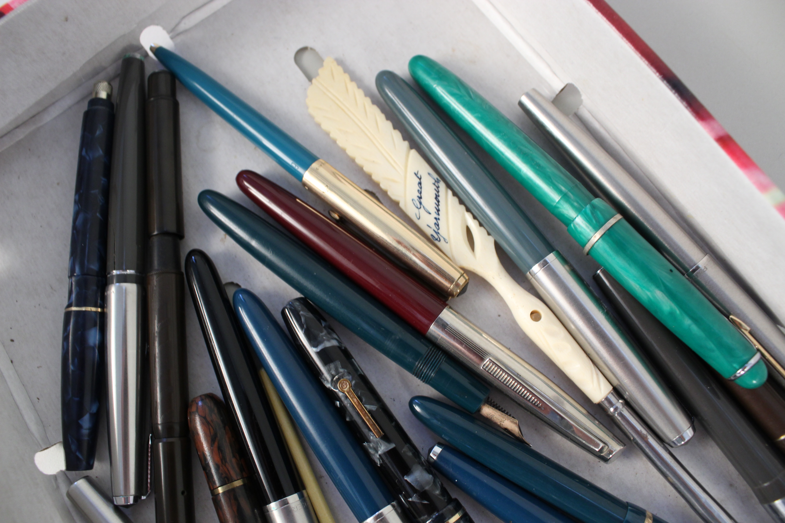 A tray of various unmarked vintage ink pens - Image 2 of 2