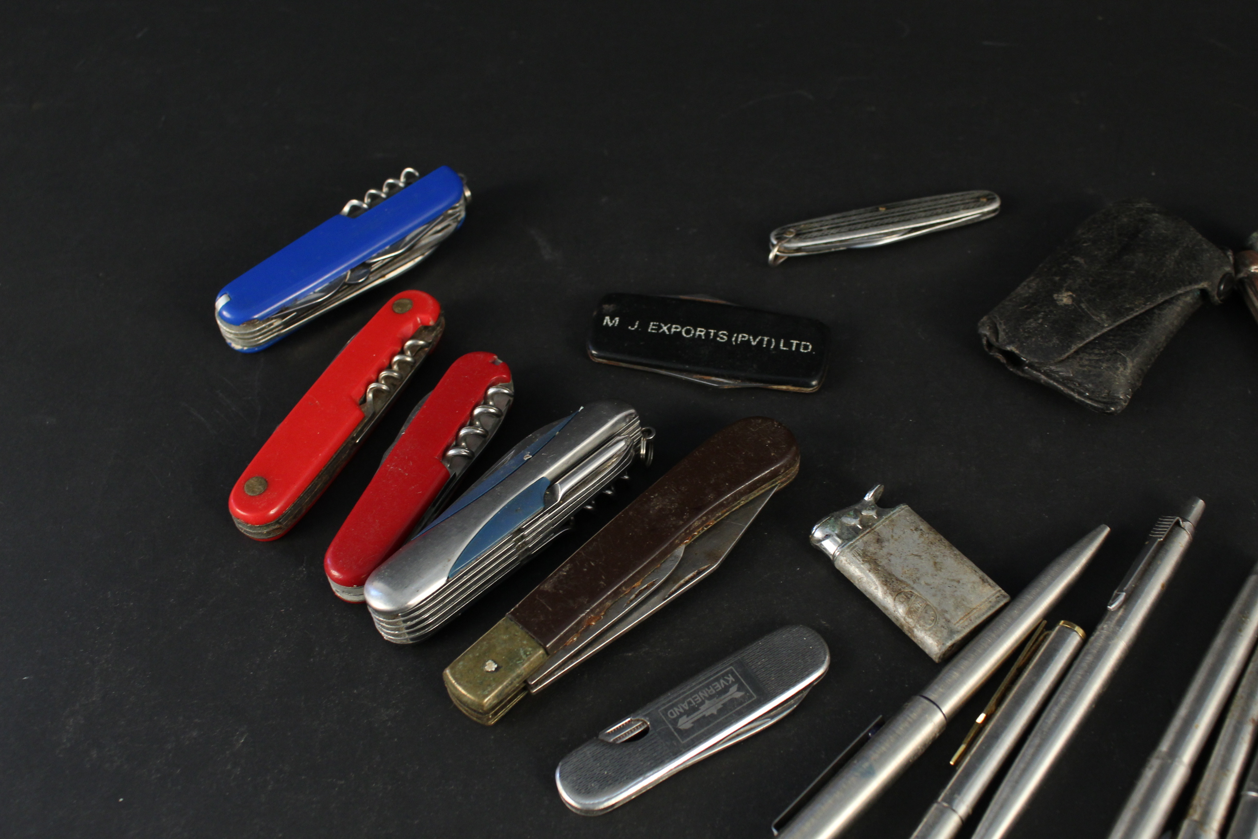 A selection of pens (including Parker pens), folding knives, - Image 3 of 4