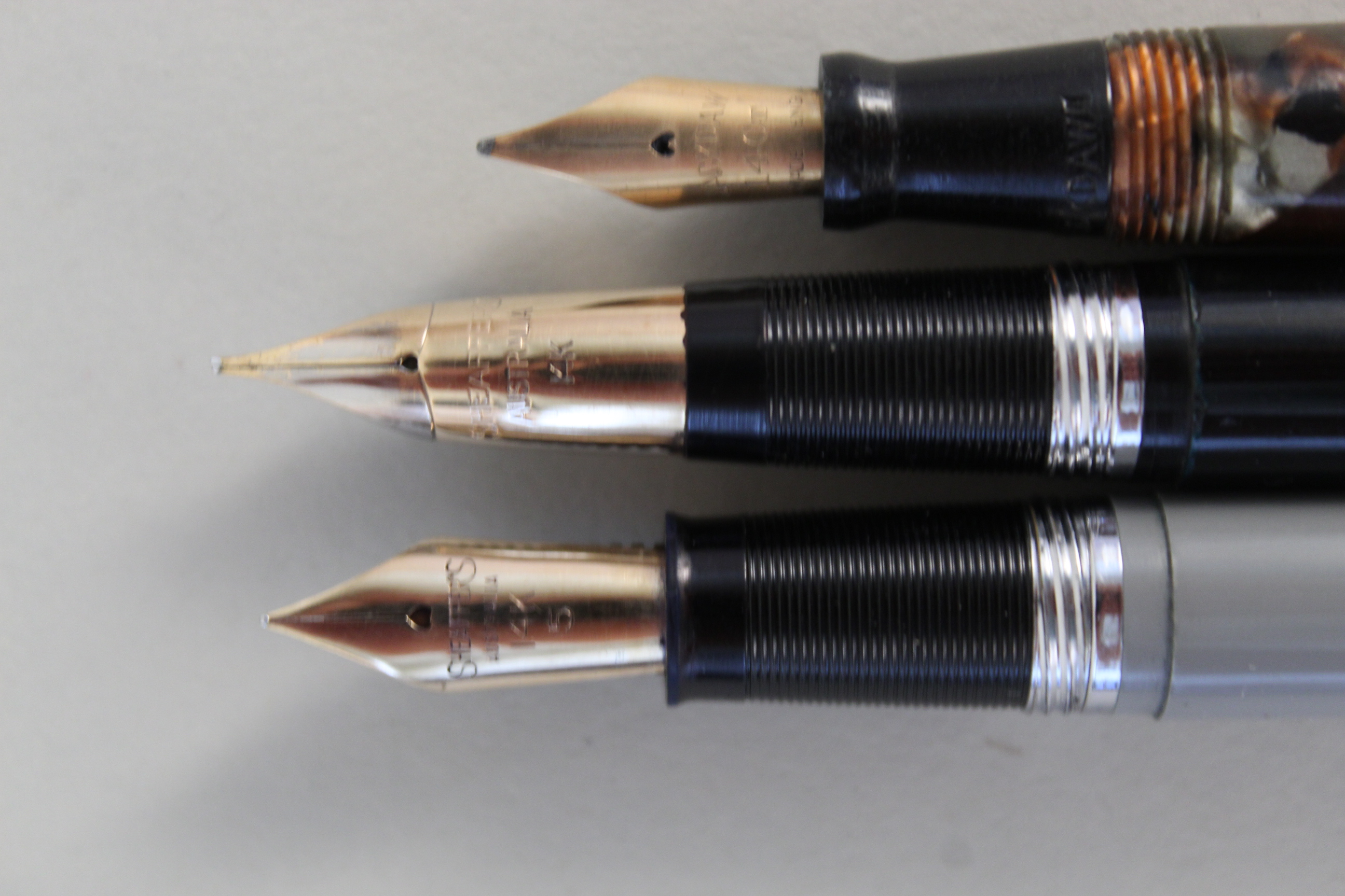Two Sheaffer "Made in Australia" ink pens with 14ct gold nib together with the "Jackdaw" - Image 3 of 3