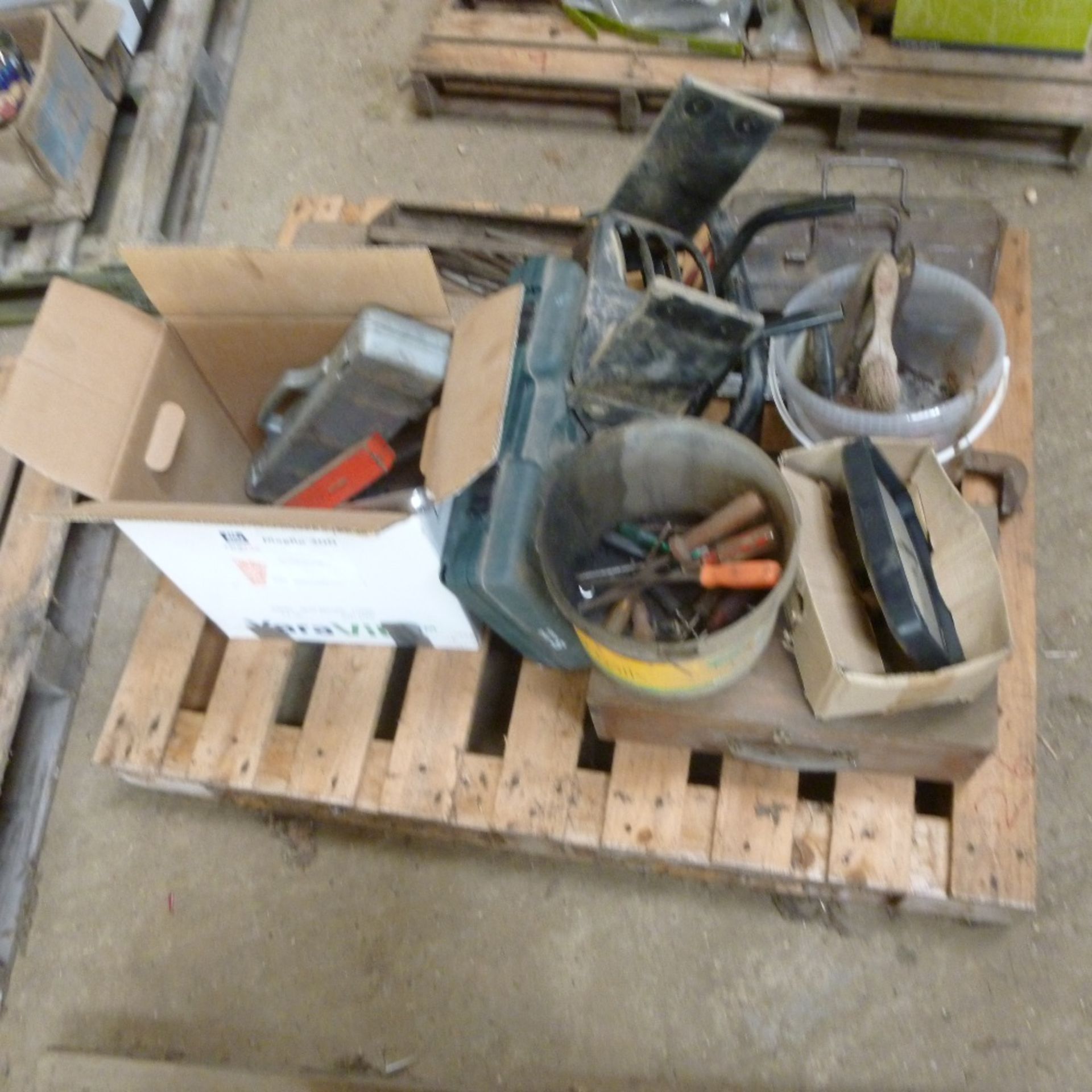 Pallet of assorted hand tools