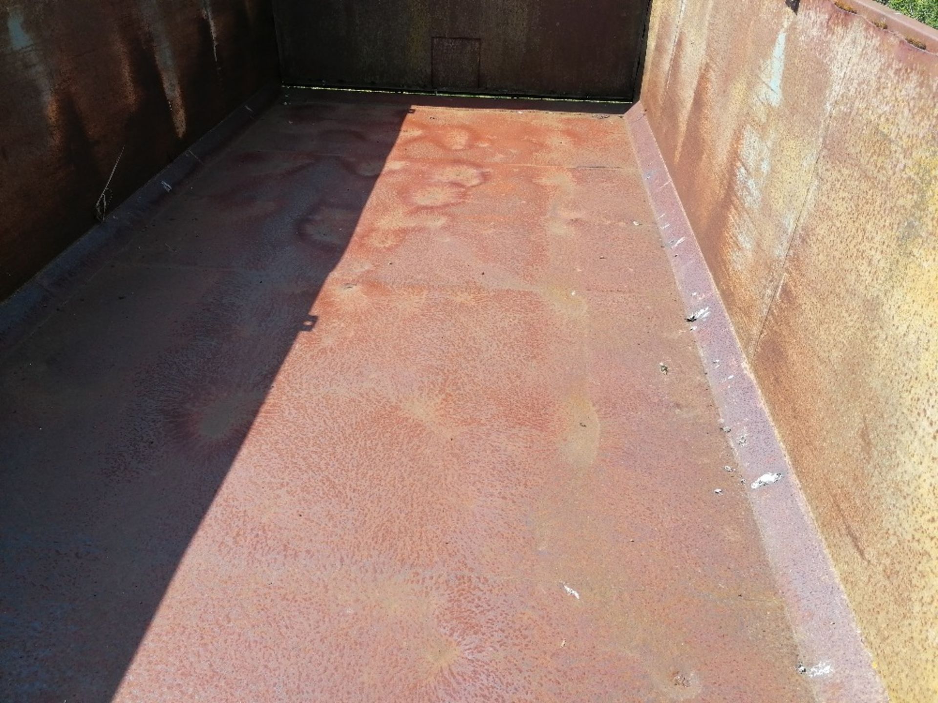 R&R Grain Trailer - some holes in trailer bed - Chassis no. - Image 3 of 3