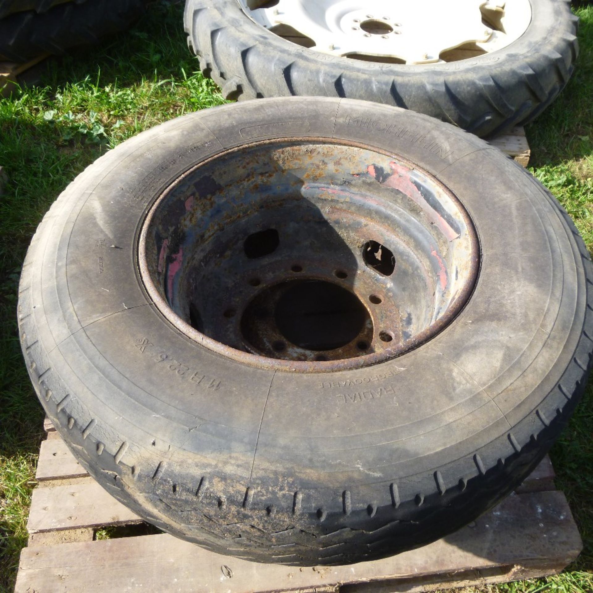 Various wheels and tyres x 2 11R 22.5 and 12. - Bild 2 aus 2
