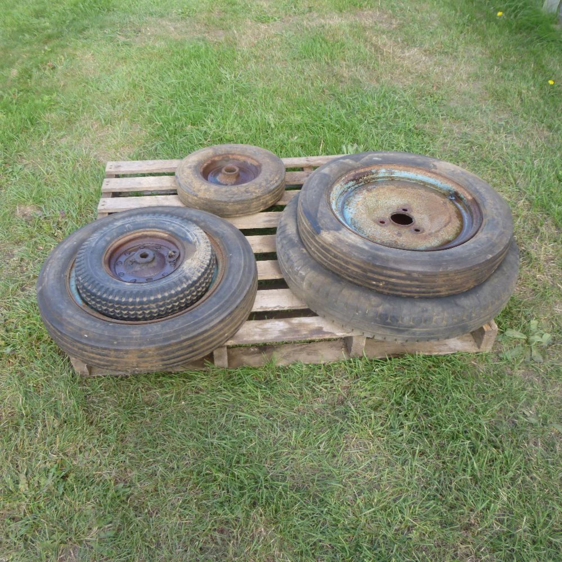 Various wheels & tyres x 5