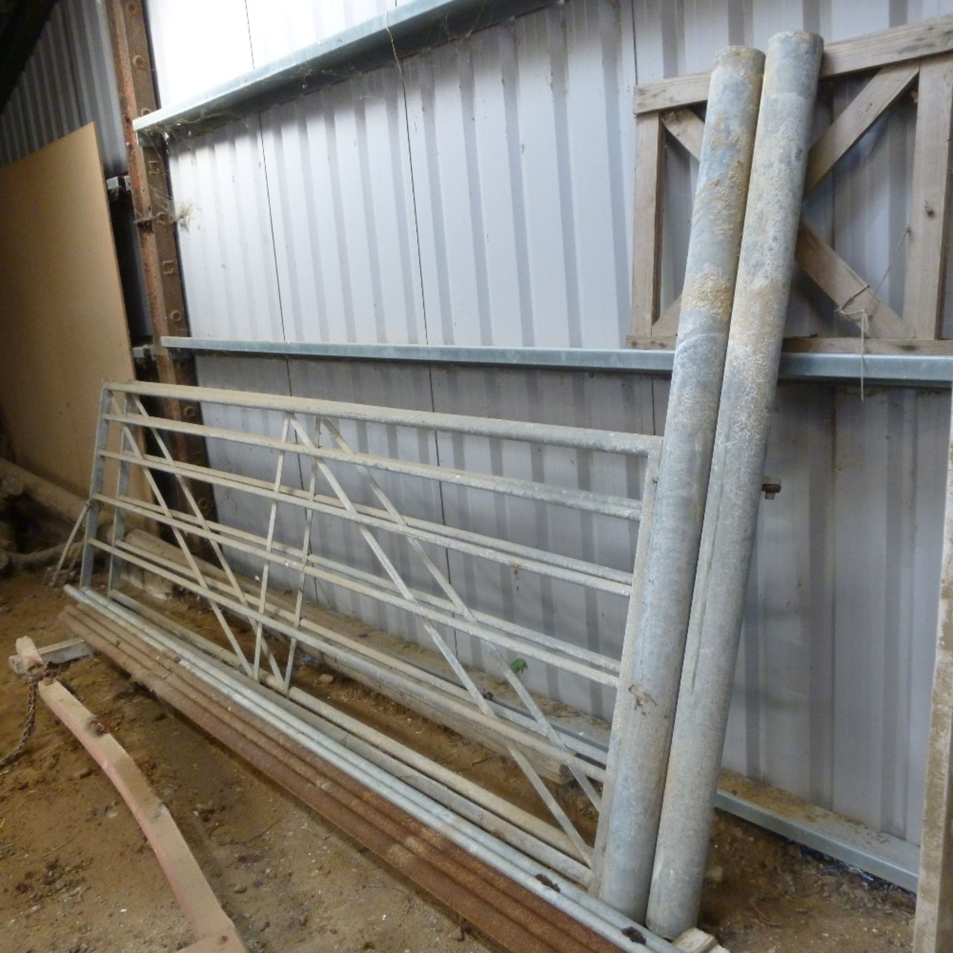 12' Galvanised gate and 1 post - Image 2 of 2