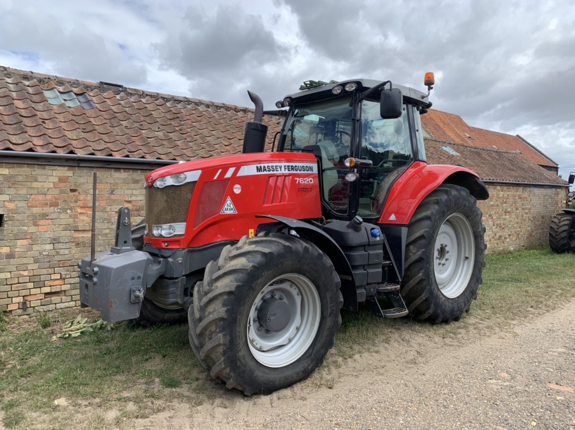 MF 7620 Dyna VT 4wd tractor, Reg AY15 DFV, kitted out Greenstar ready, 2682 hours, 50kph gearbox,