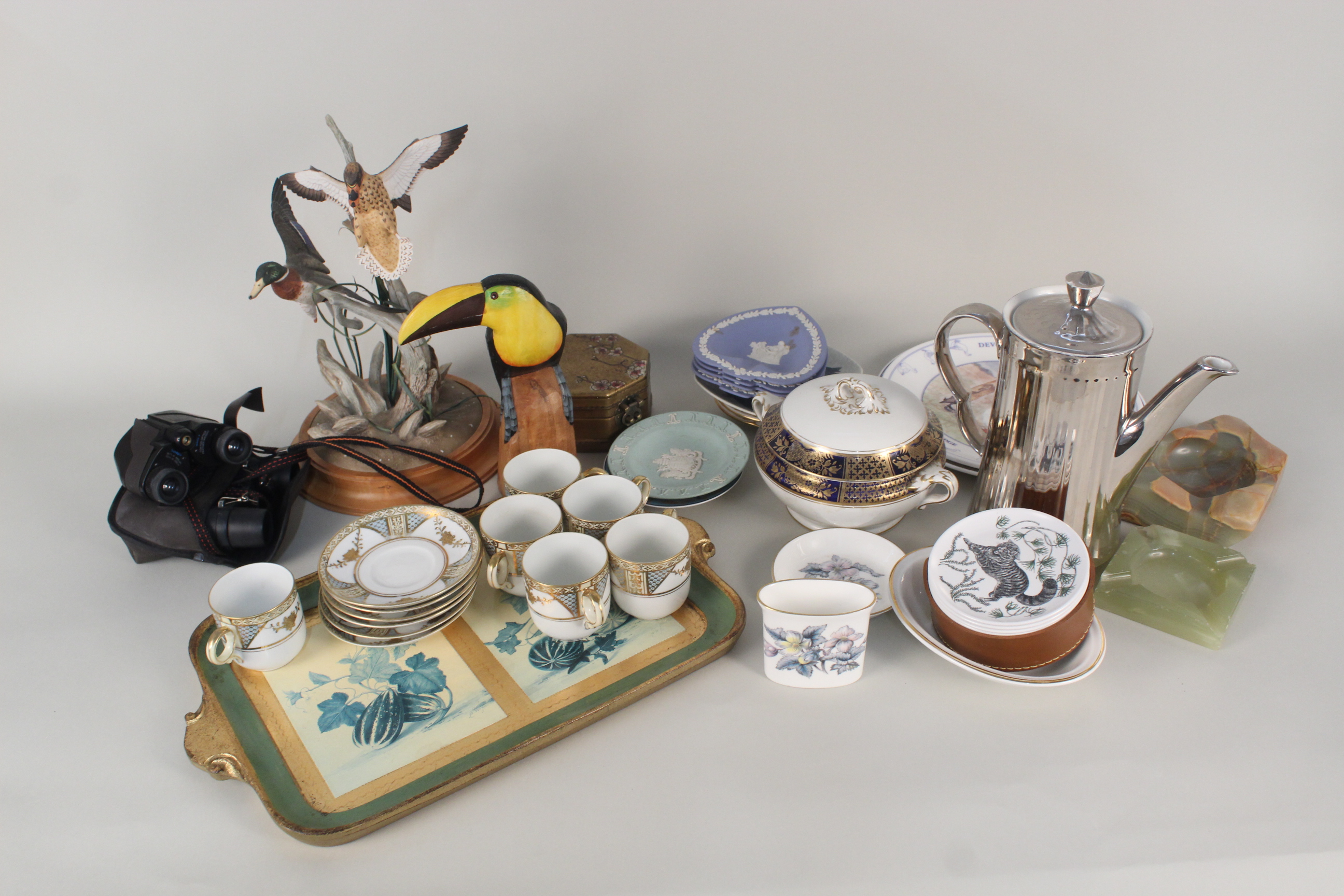 Mixed lot of ceramics including Noritake cups and saucers, Wedgwood,
