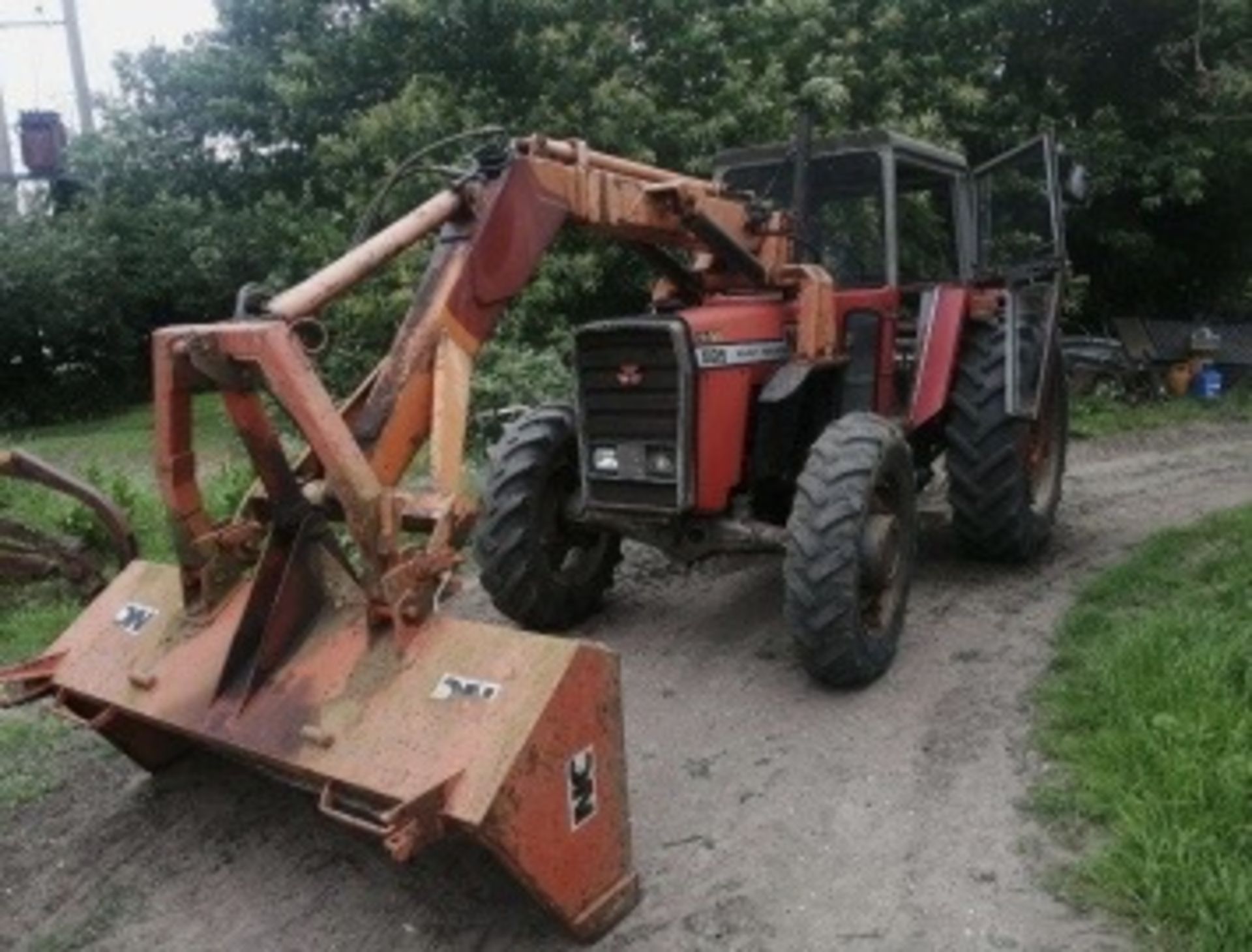 Massey 595 4x4 turbo. Has had a new water pump. Back tyres are good front ones are worn. - Image 5 of 12