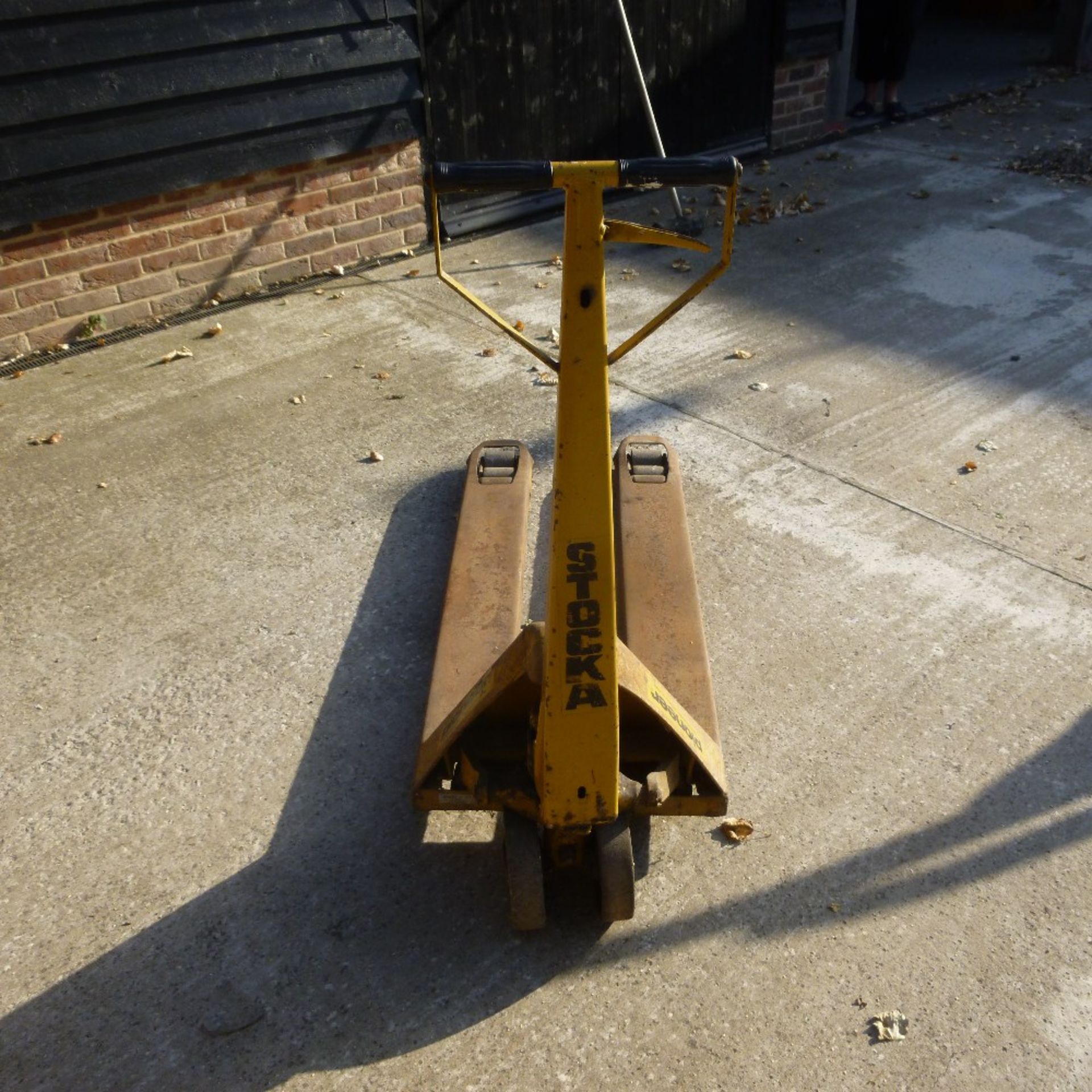 Pioneer hand pallet truck, 2300kg capaci - Image 2 of 2