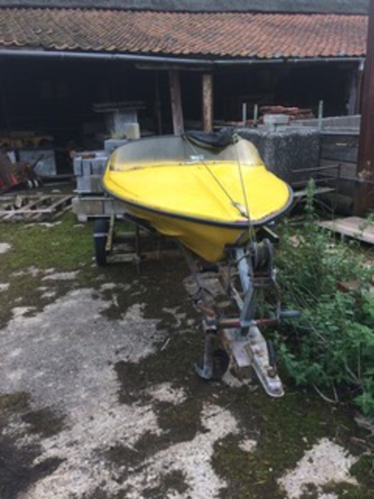 Fibre glass boat shell and trailer. Stored near Beccles, Suffolk. No VAT on this item. - Image 3 of 4