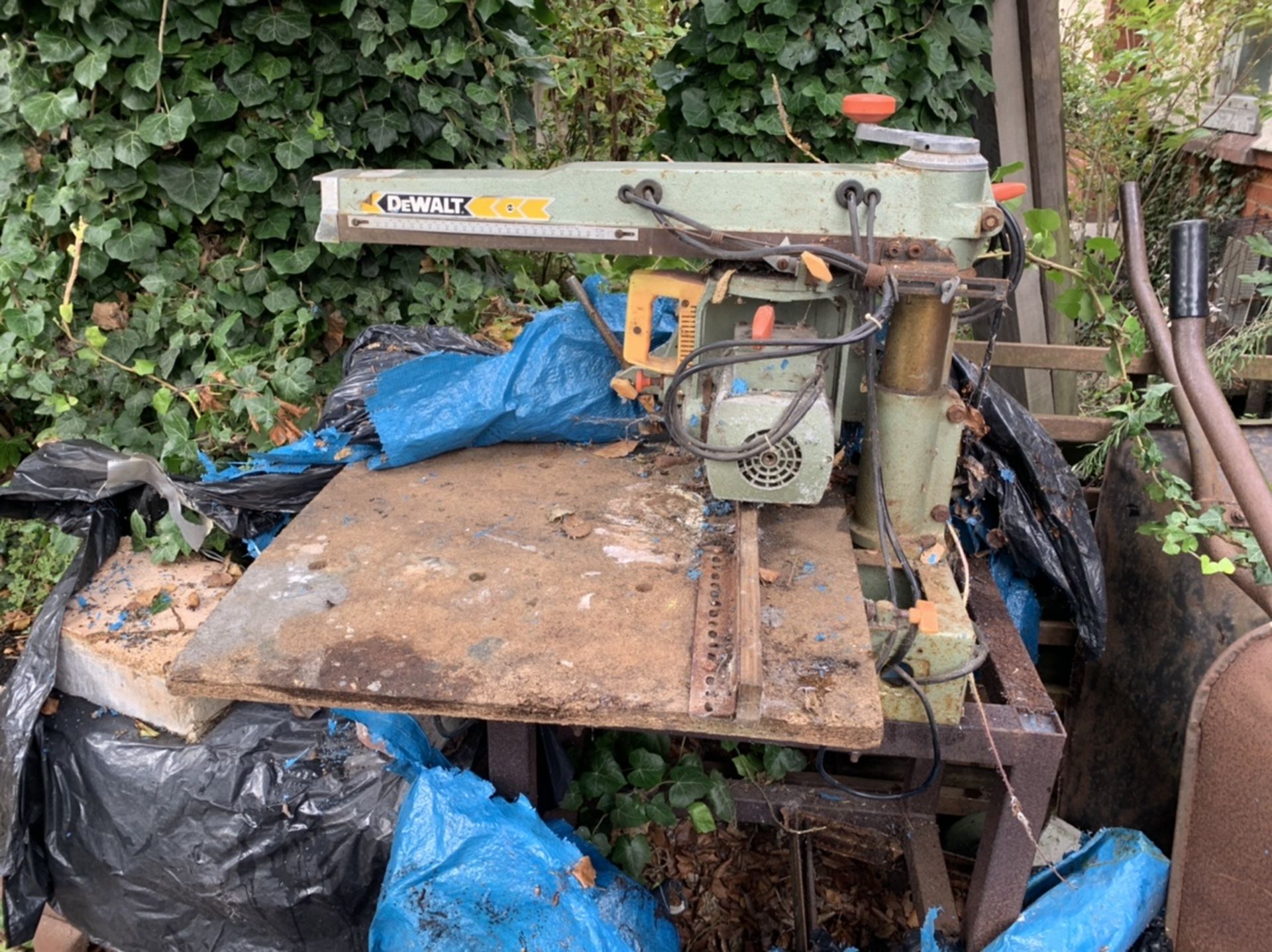 Dewalt radial arm saw. Pat test failed. Spares and Repairs Stored near Gorleston, Norfolk.item. - Image 3 of 4