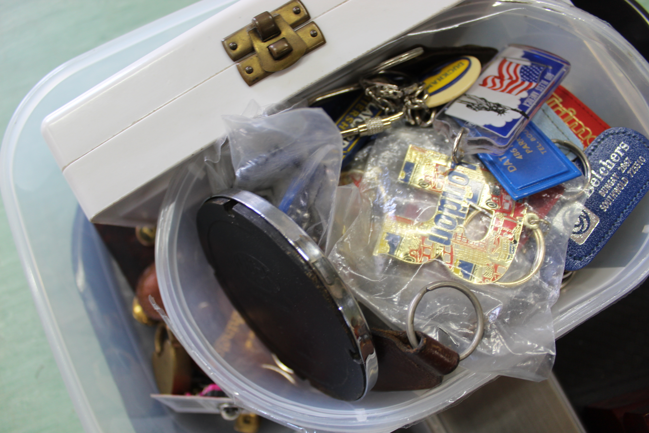 A tray with a tub of collectors badges, a tub of key rings, - Image 3 of 4