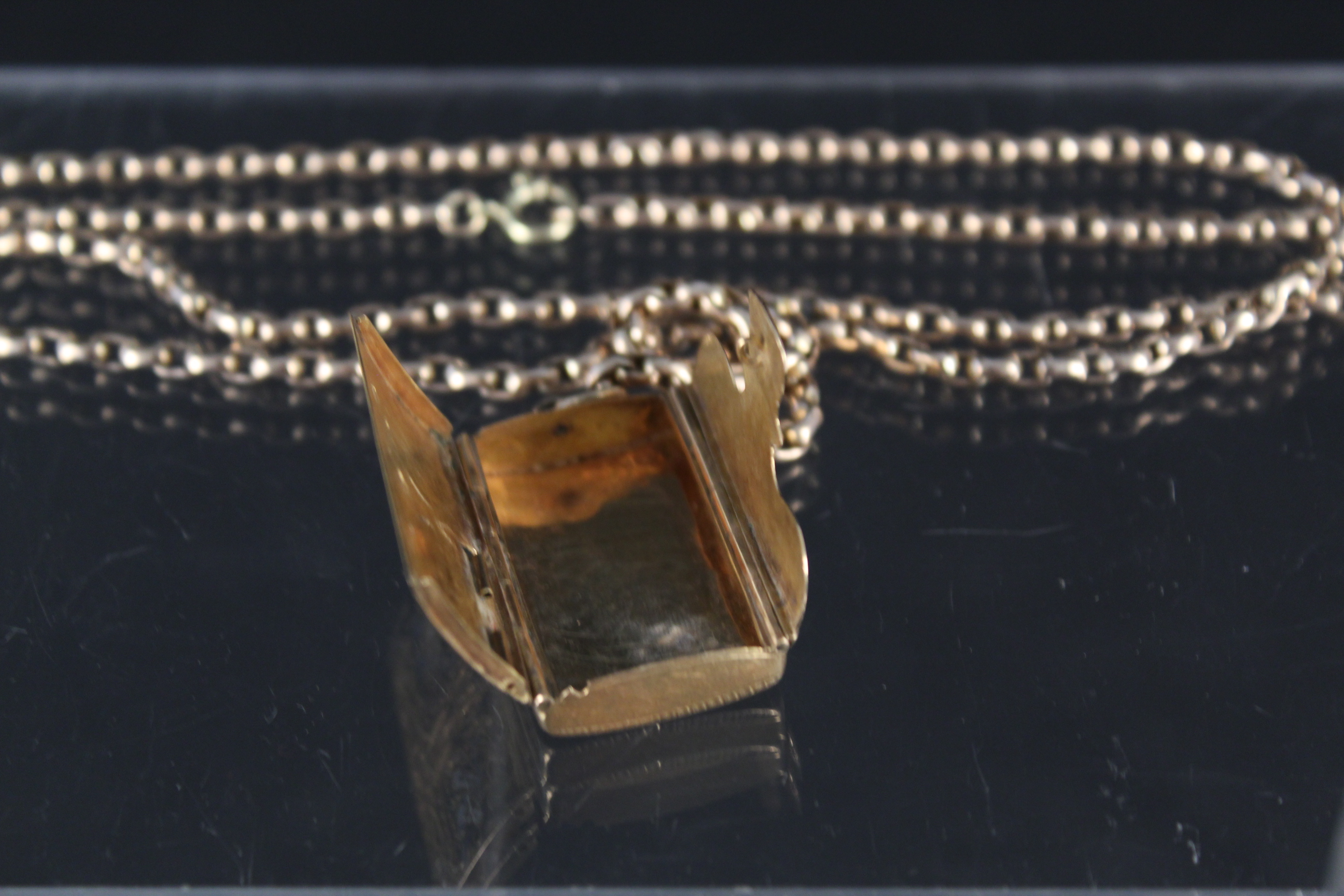 An unmarked yellow metal chain (with later replacement clasp) together with an unmarked yellow - Image 3 of 3