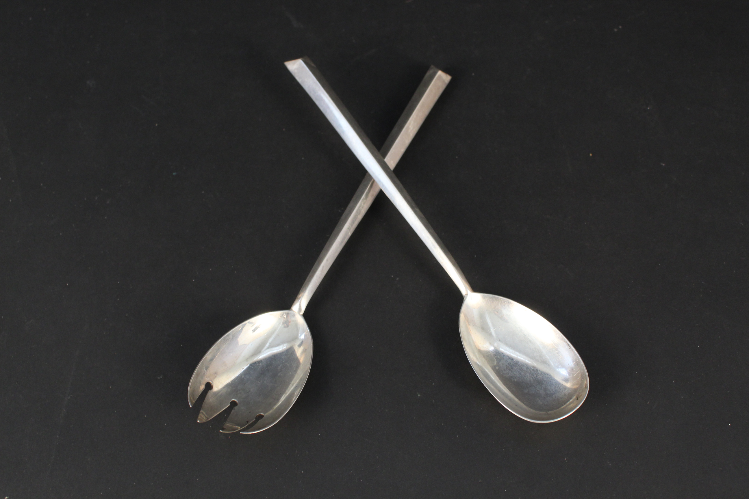 A pair of Elkington silver salad servers, hallmarked Birmingham 1924 (slight dent to handles),