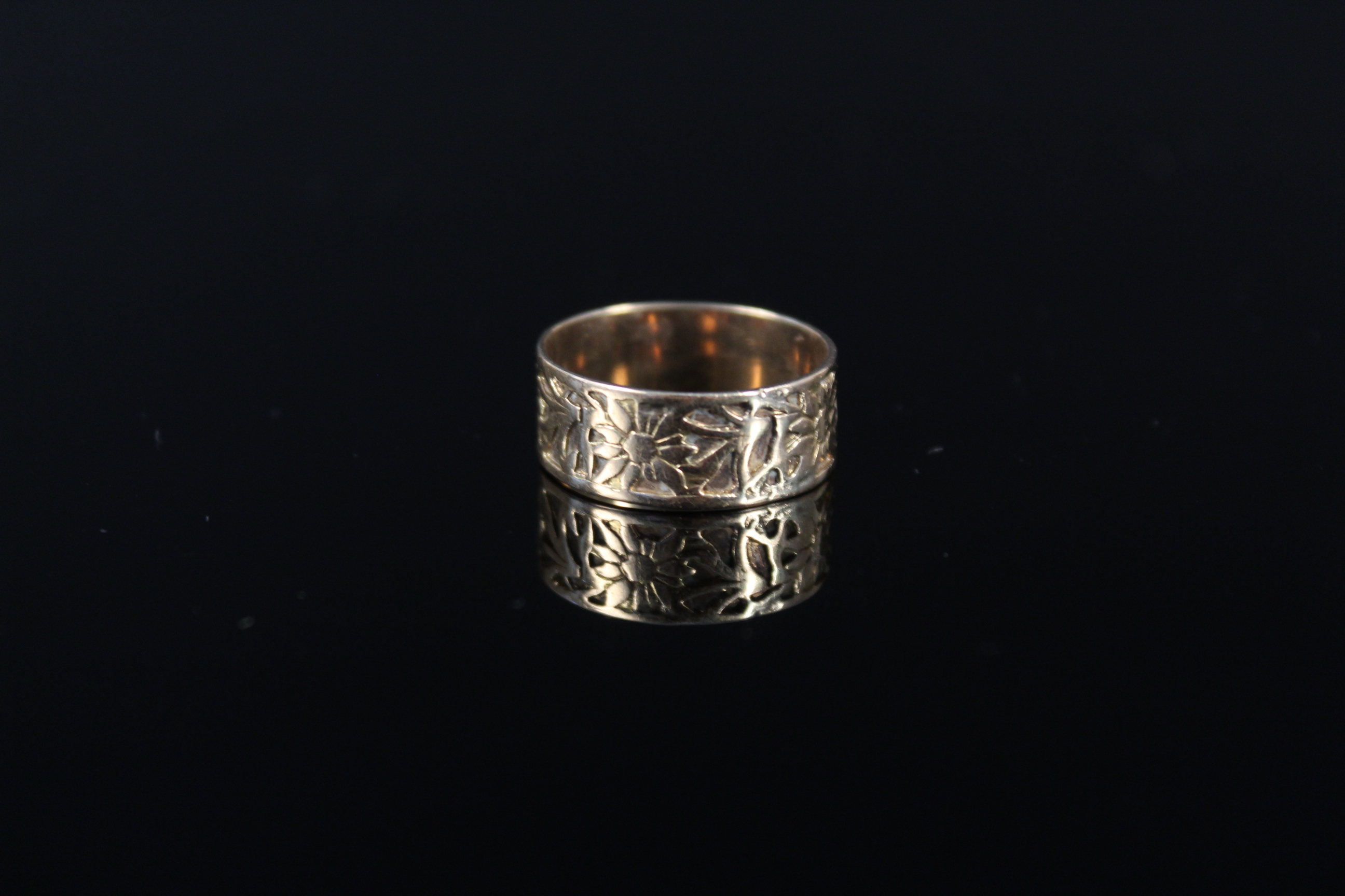 An unmarked yellow metal band ring with engraved floral decoration (worn), size P, approx 3. - Image 3 of 3