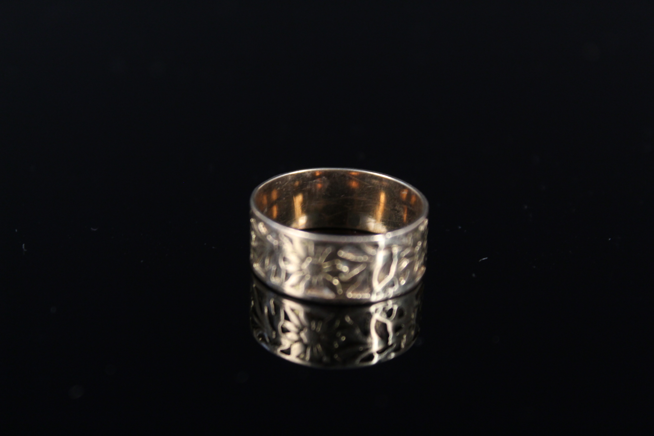 An unmarked yellow metal band ring with engraved floral decoration (worn), size P, approx 3. - Image 2 of 3