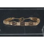 A 9ct gold gate link bracelet with a 9ct gold heart shaped padlock clasp, approx 18.