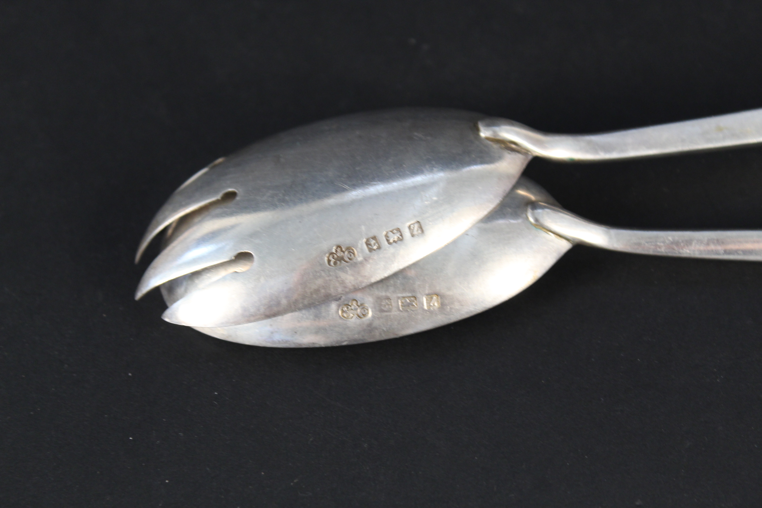 A pair of Elkington silver salad servers, hallmarked Birmingham 1924 (slight dent to handles), - Image 3 of 3