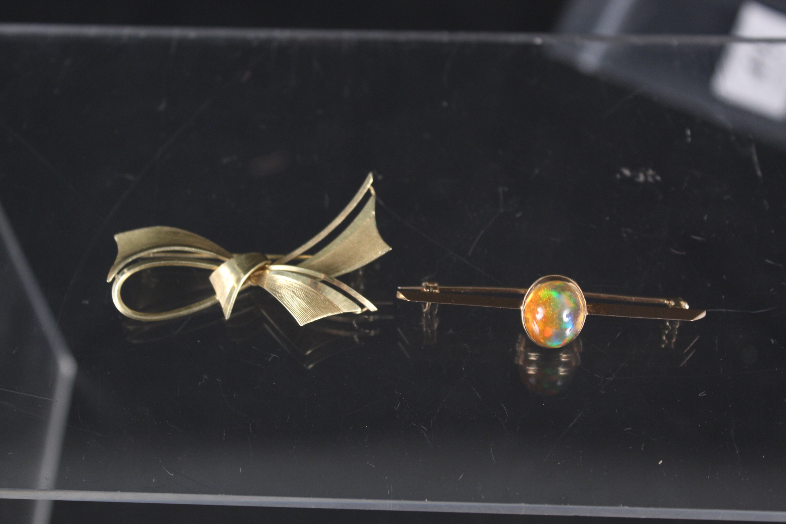 A 14ct gold bowl form brooch together with a yellow metal single stone set brooch,