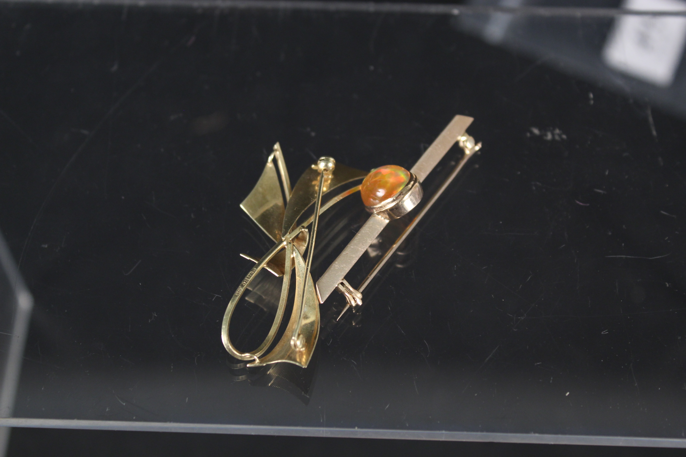 A 14ct gold bowl form brooch together with a yellow metal single stone set brooch, - Image 3 of 3