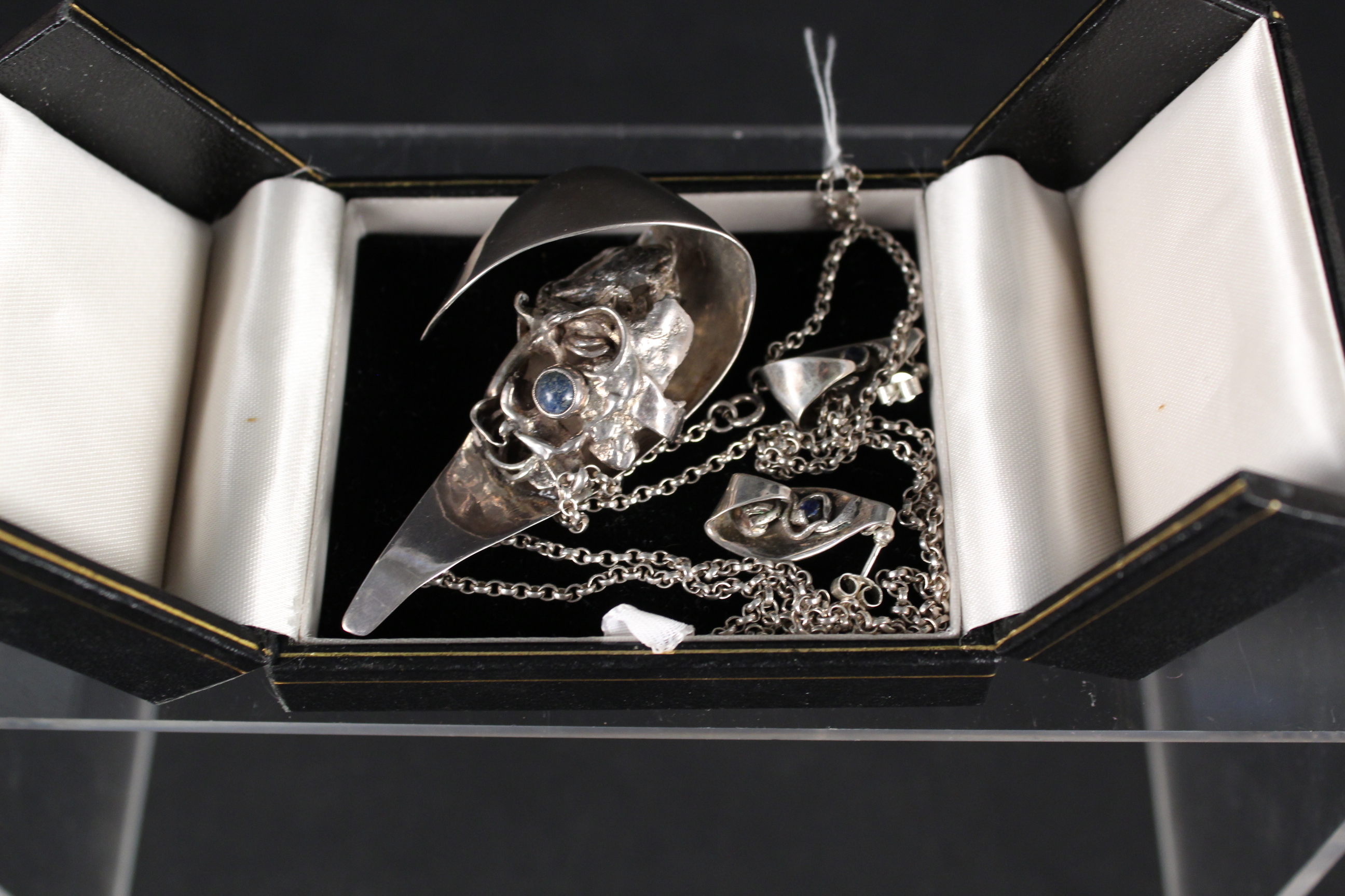 An abstract design large silver pendant on chain with matching earrings - Image 3 of 3