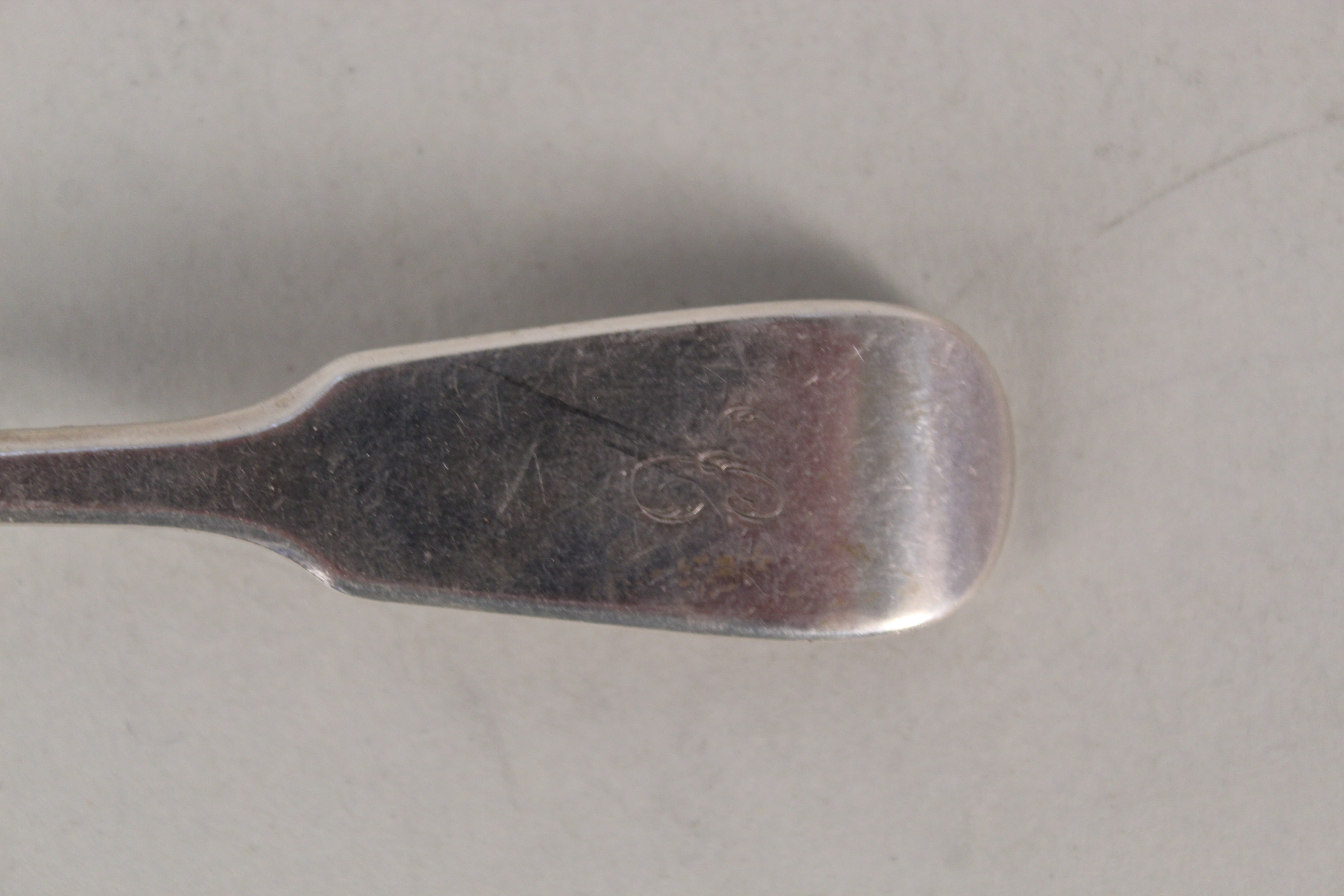 A silver and tortoiseshell hand mirror (as found) together with a silver cigarette case with engine - Image 5 of 6