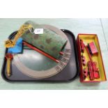 A tray with Hornby Dublo accessories including 4620 breakdown crane, turntable,