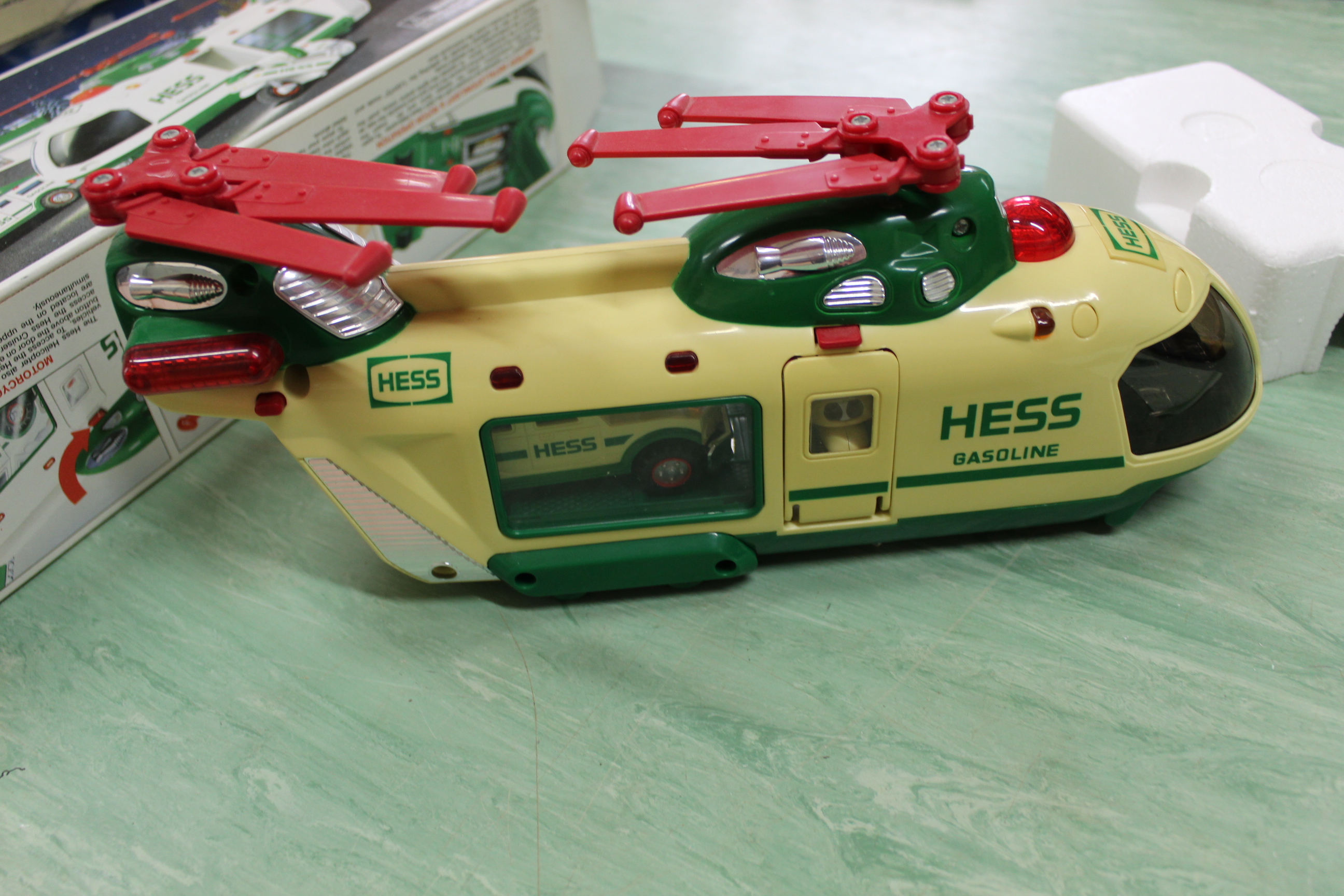 A box with nine 1990's 'Hess' trucks - Image 3 of 3