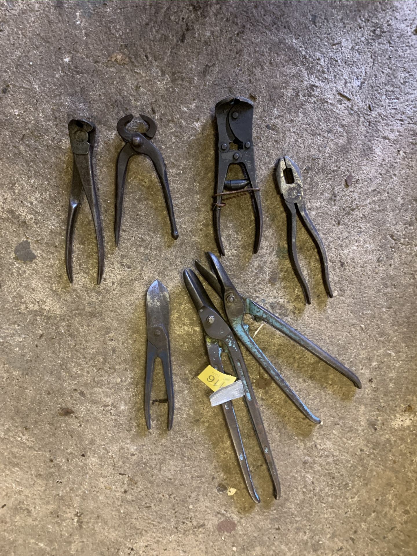 Quantity of tin snips and plyers. Stored near Gorleston, Norfolk. No VAT on this item.