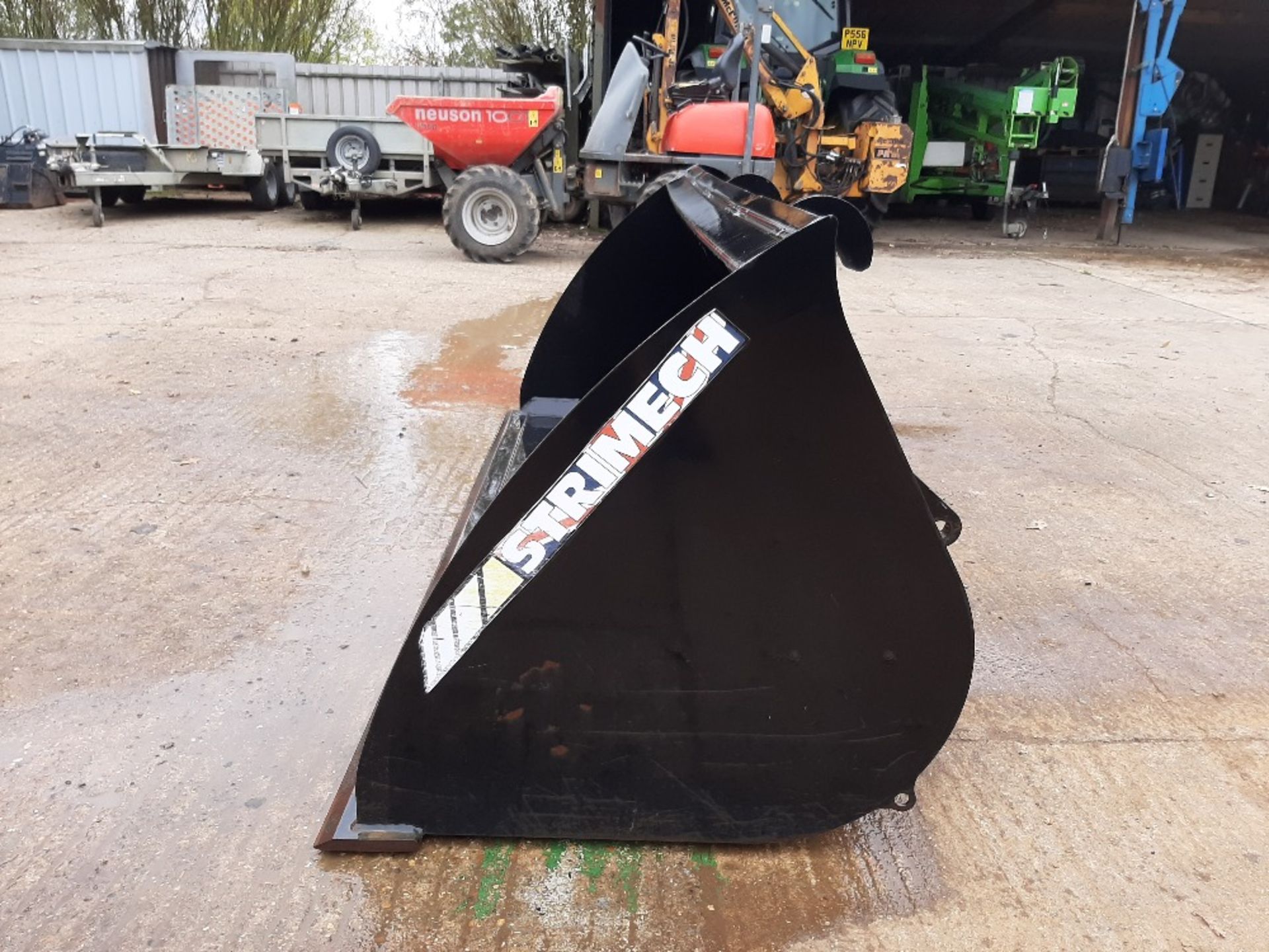 Stimech 2.3m bucket, JCB brackets, as new. Stored near Eye, Suffolk.