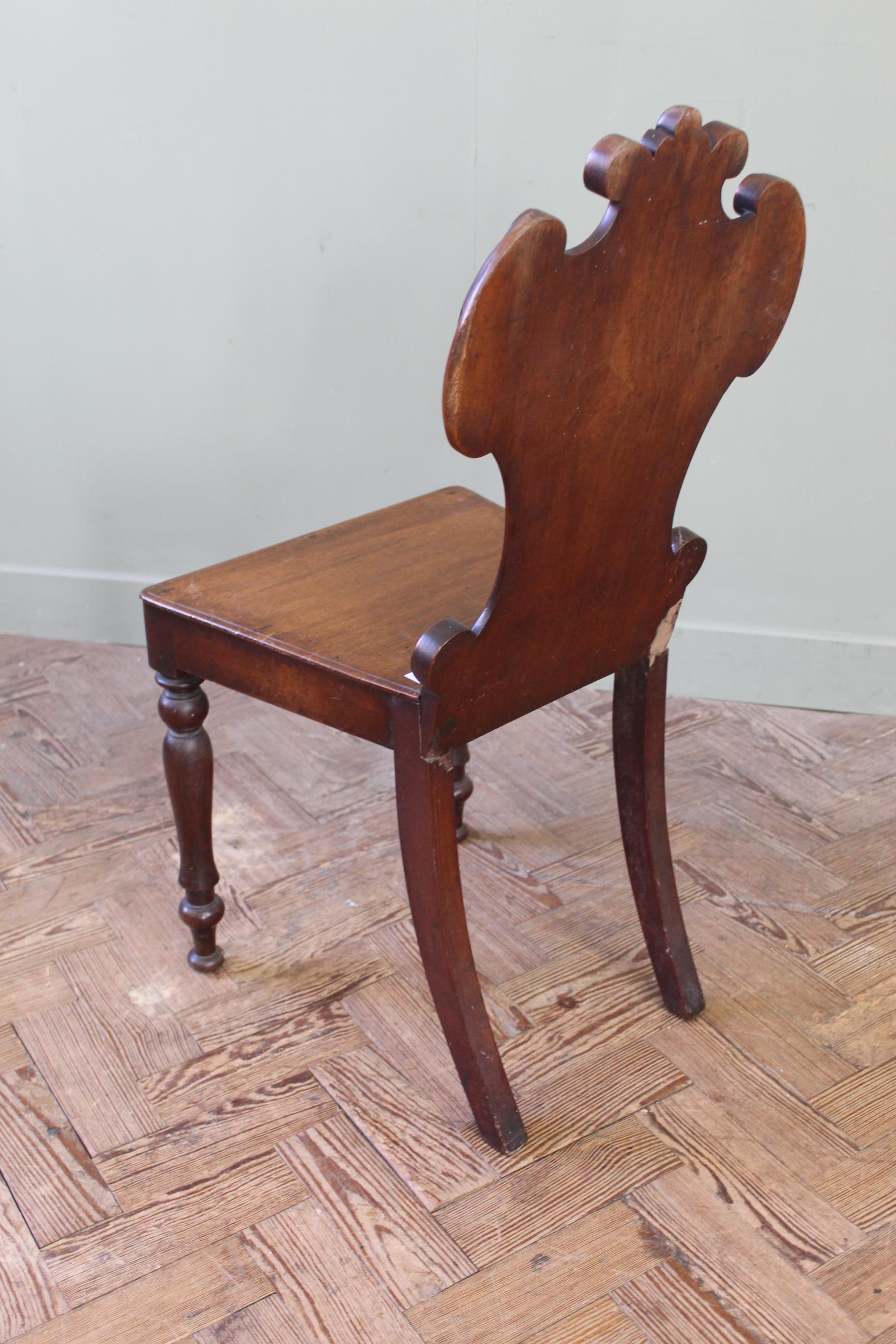 A Regency carved mahogany hall chair - Image 4 of 5