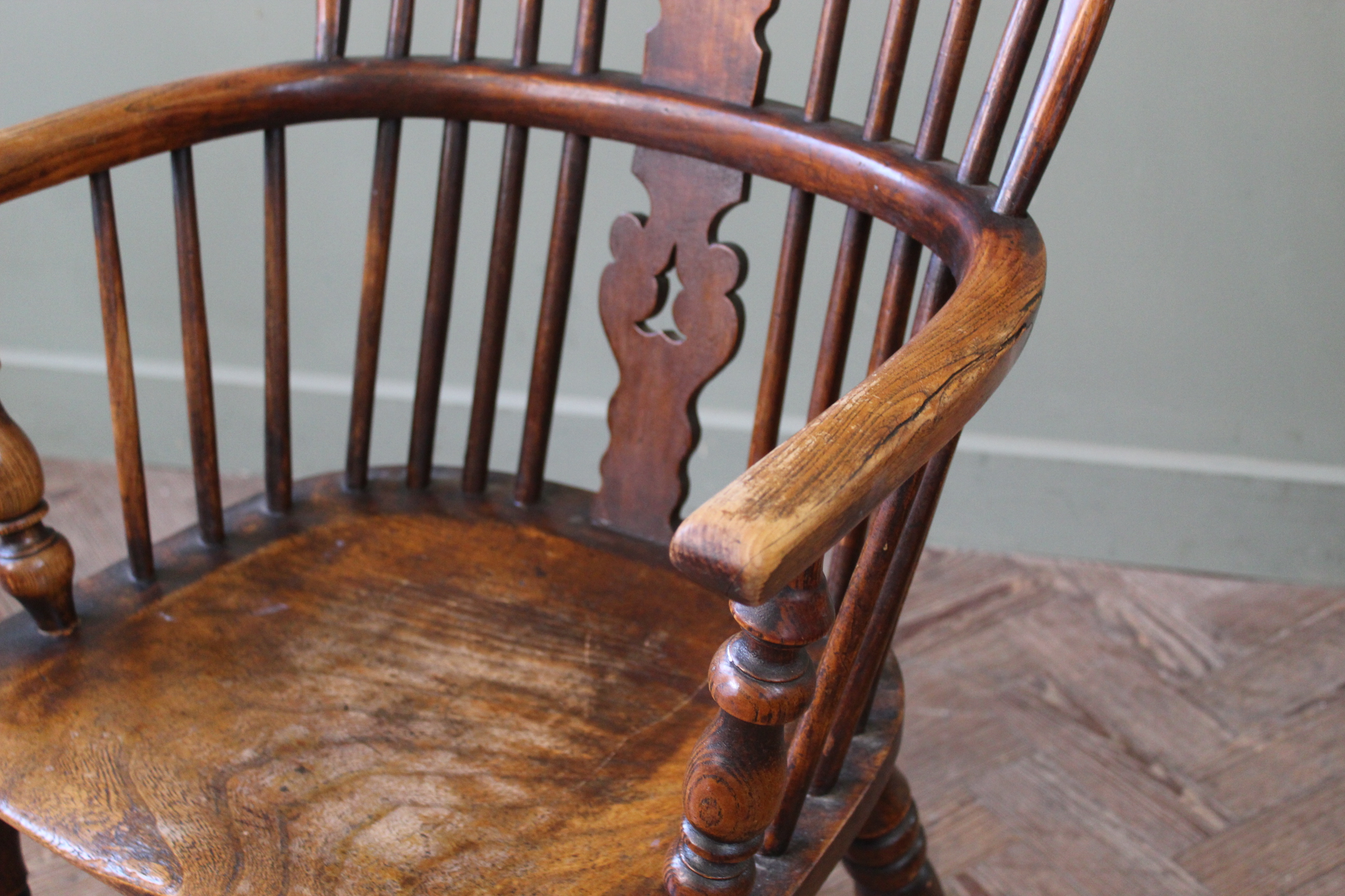 An early 19th Century elm Windsor chair - Image 3 of 6