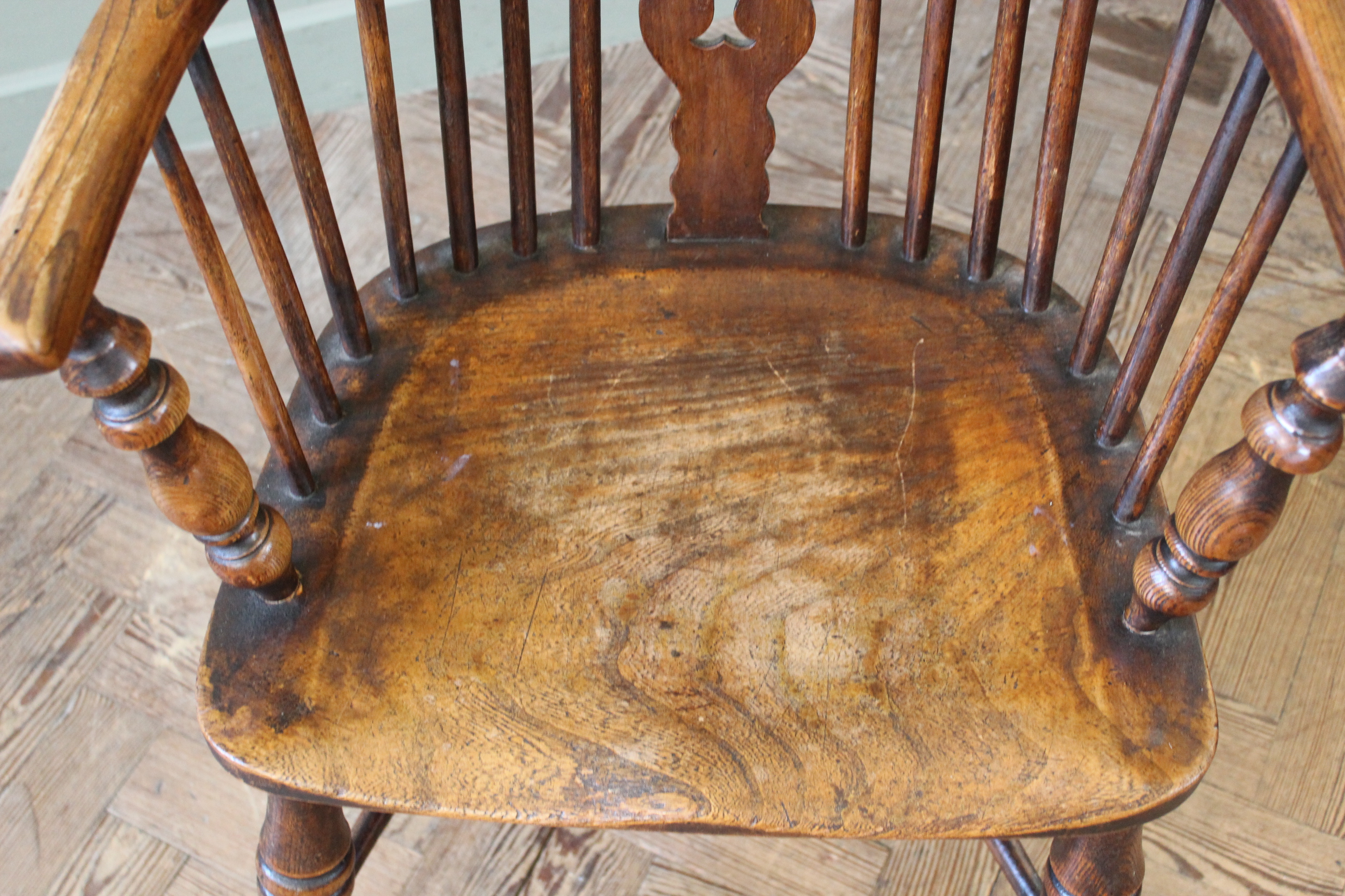 An early 19th Century elm Windsor chair - Image 4 of 6