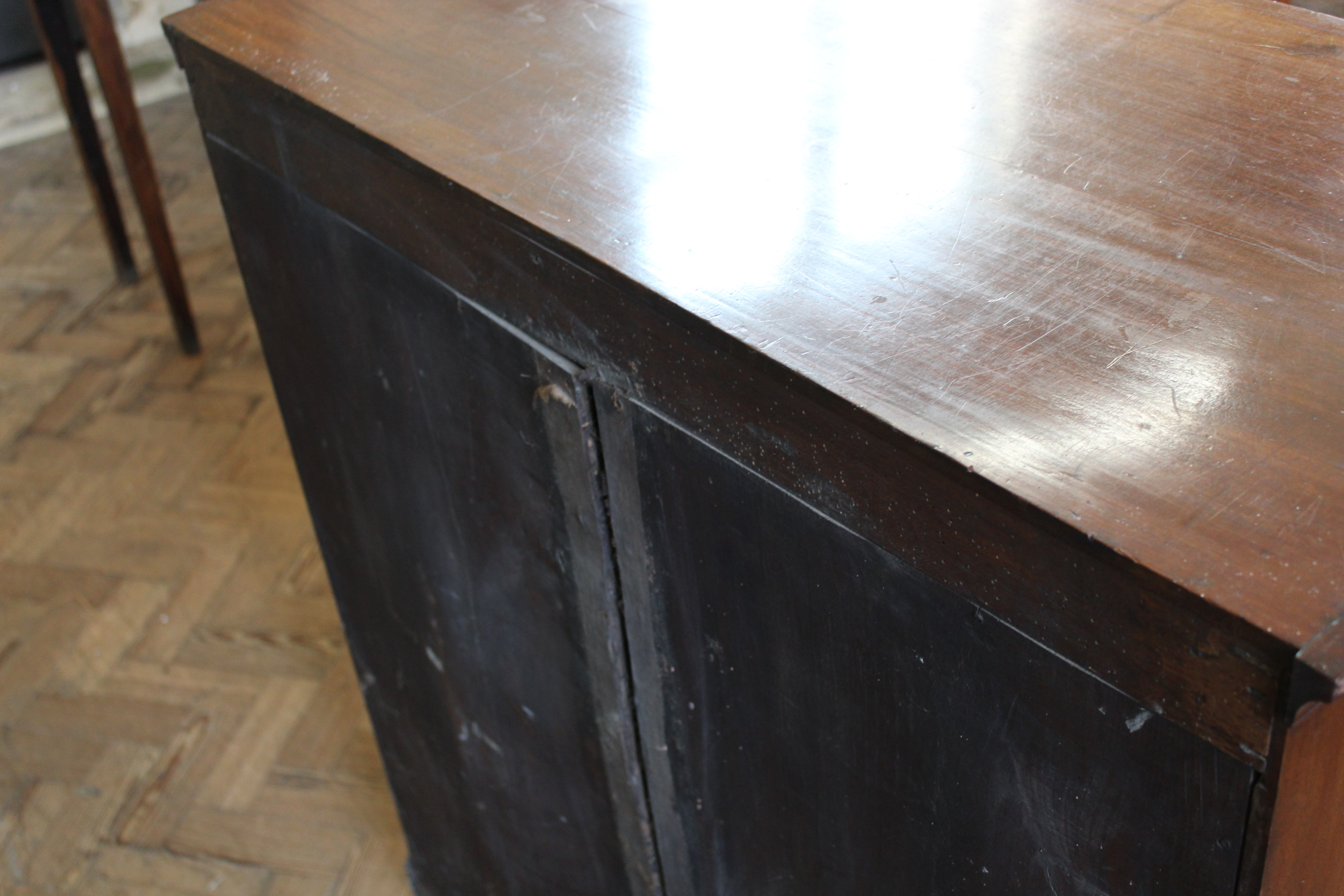 A late 18th Century mahogany chest of five drawers - Image 4 of 5