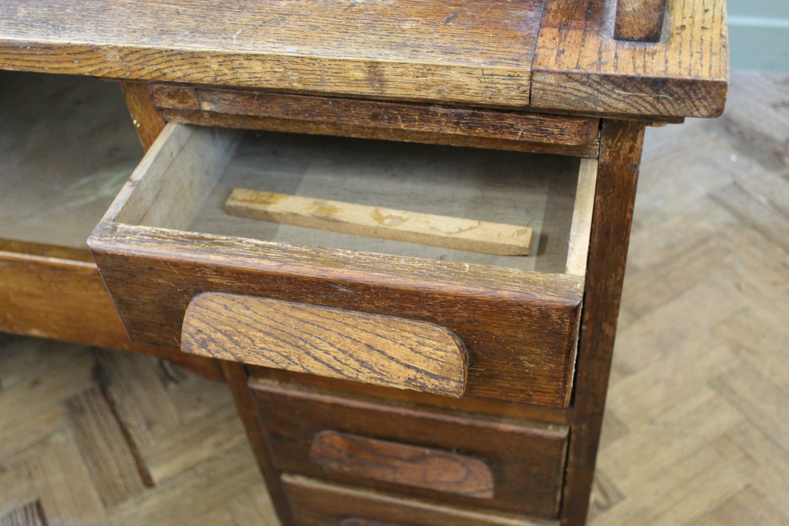 A substantial 1930's oak roll top desk with centre drawer (as found) - Image 5 of 5