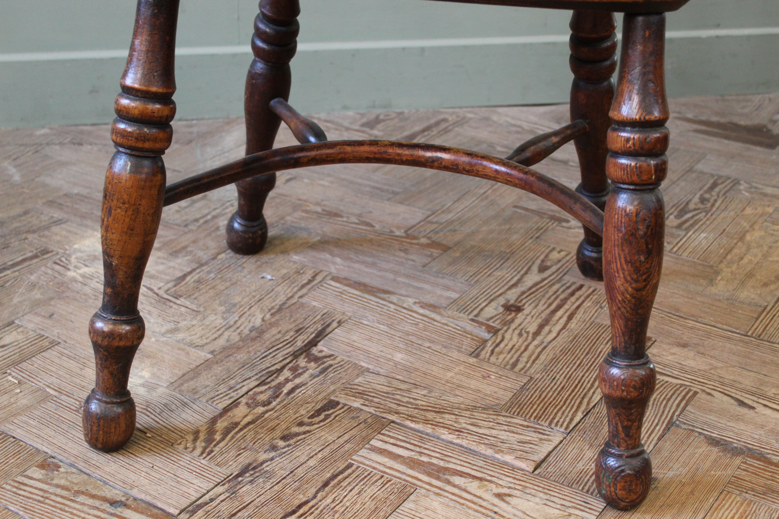 An early 19th Century elm Windsor chair - Image 5 of 6