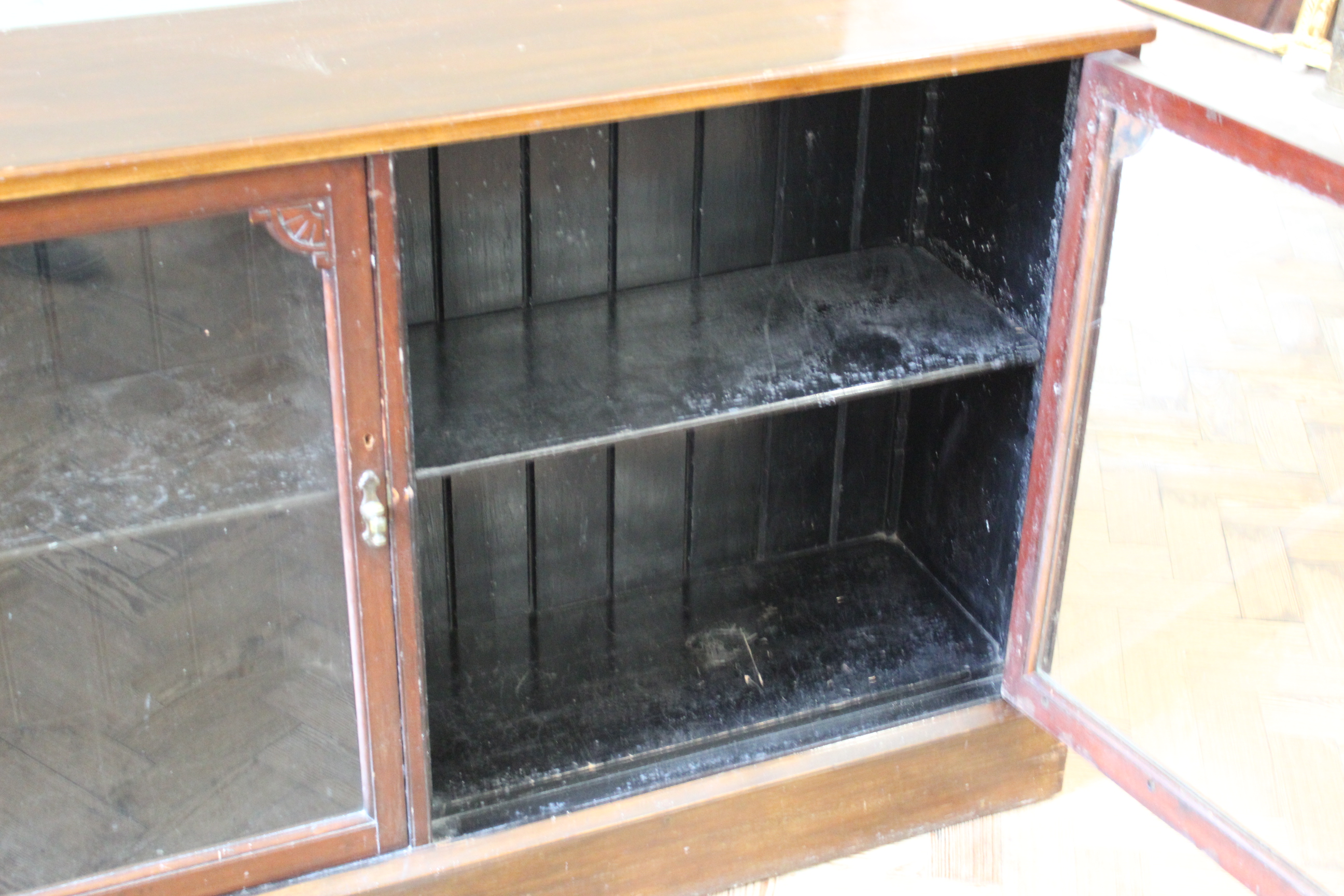 An Edwardian mahogany glazed two door bookcase - Image 3 of 3