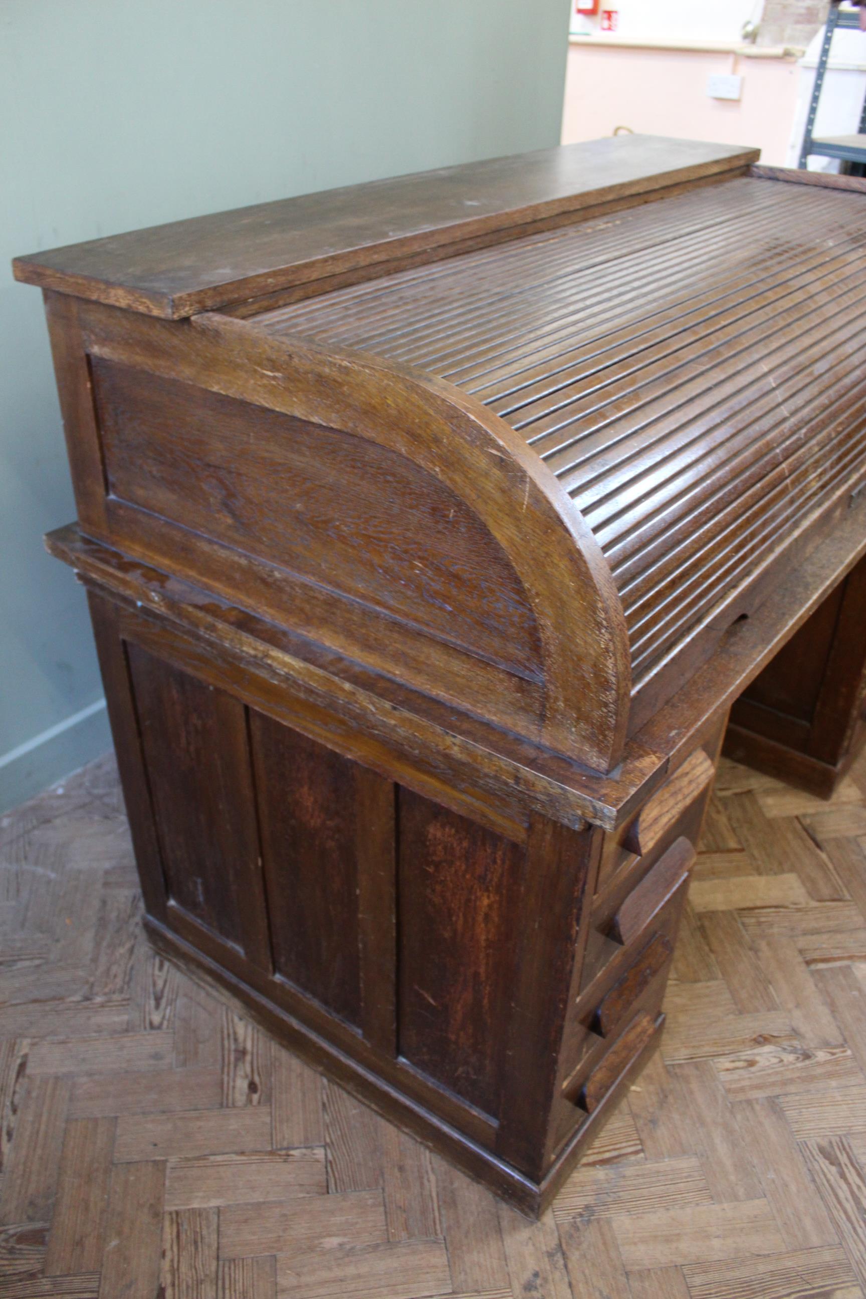 A substantial 1930's oak roll top desk with centre drawer (as found) - Image 3 of 5