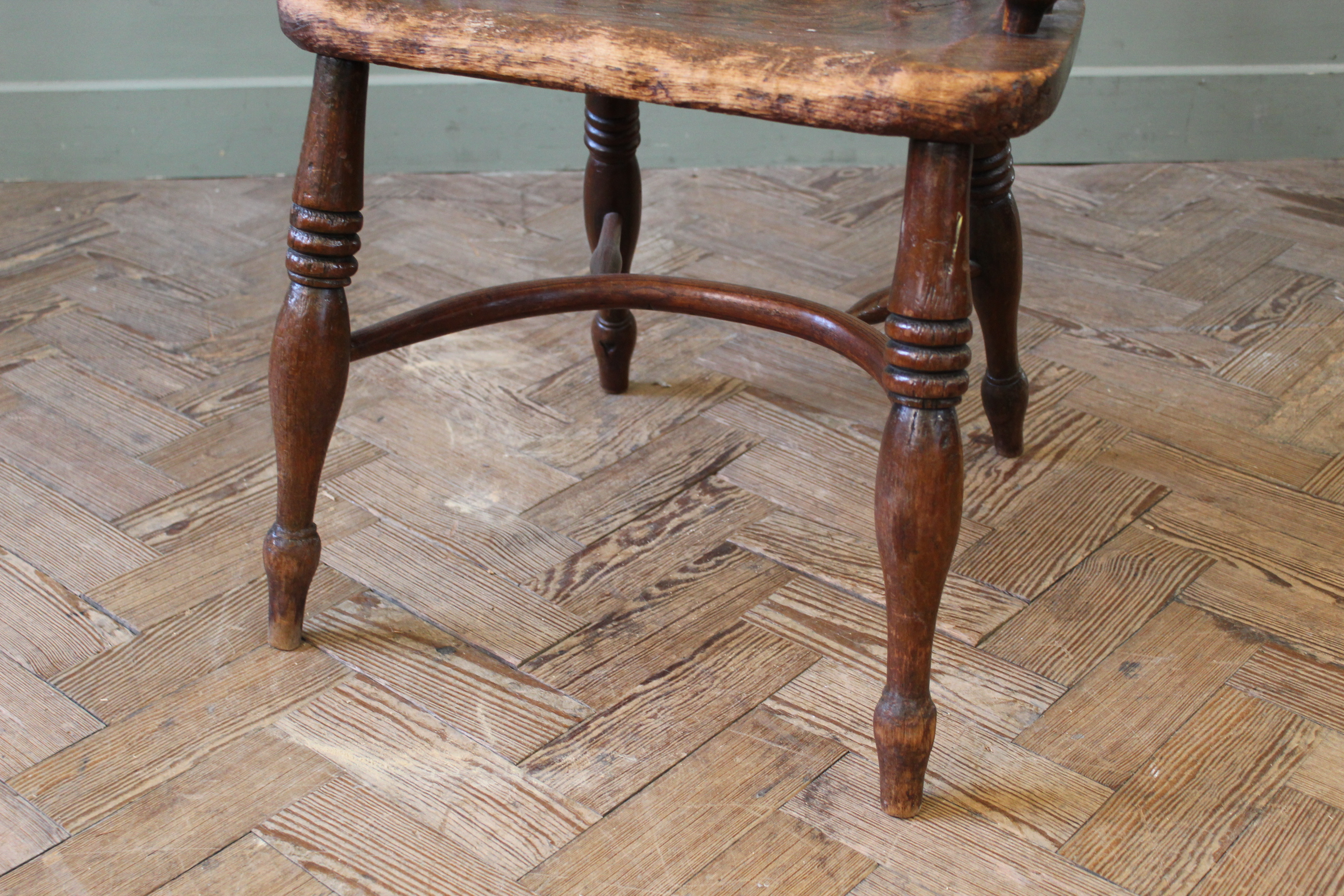 An early 19th Century elm Windsor chair - Image 5 of 6