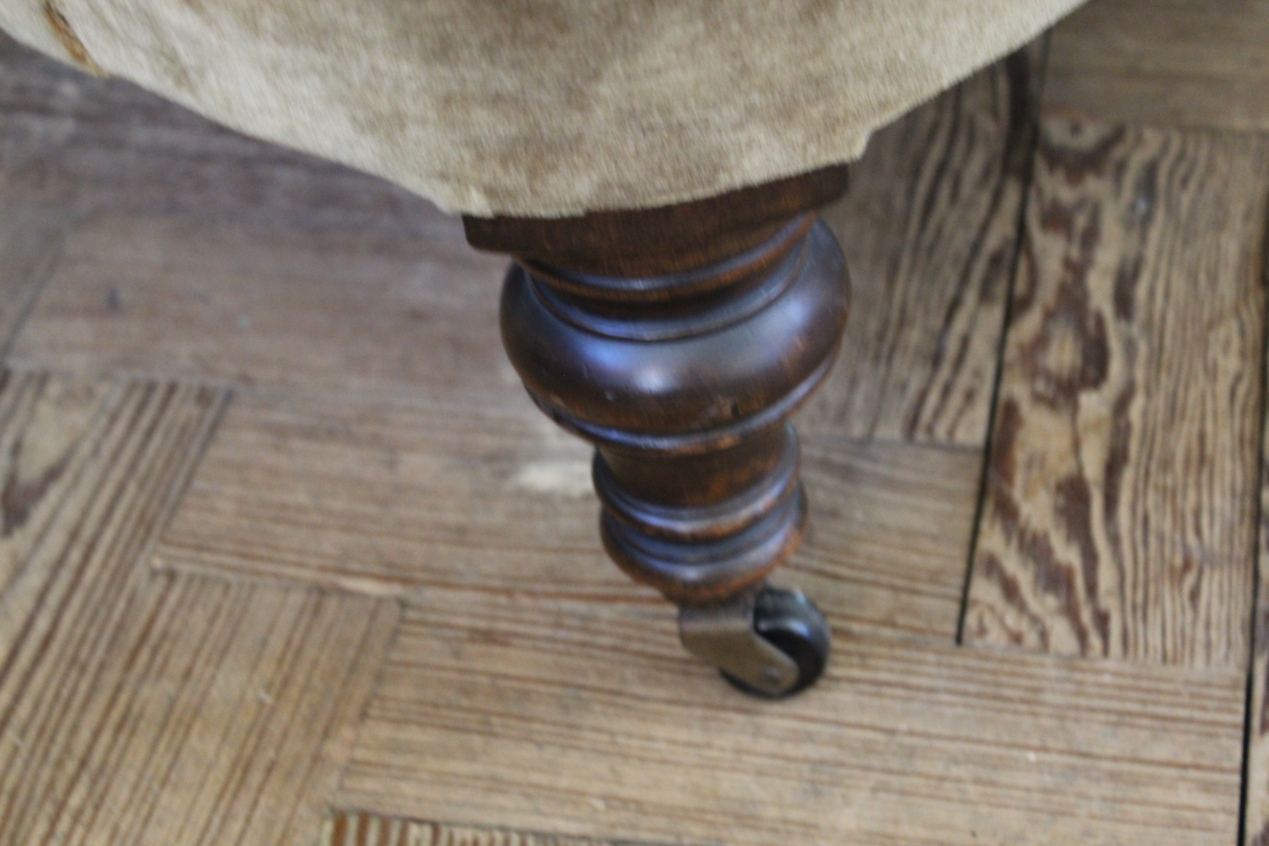 A Victorian nursing chair along with an oak and elm carver chair - Image 4 of 7
