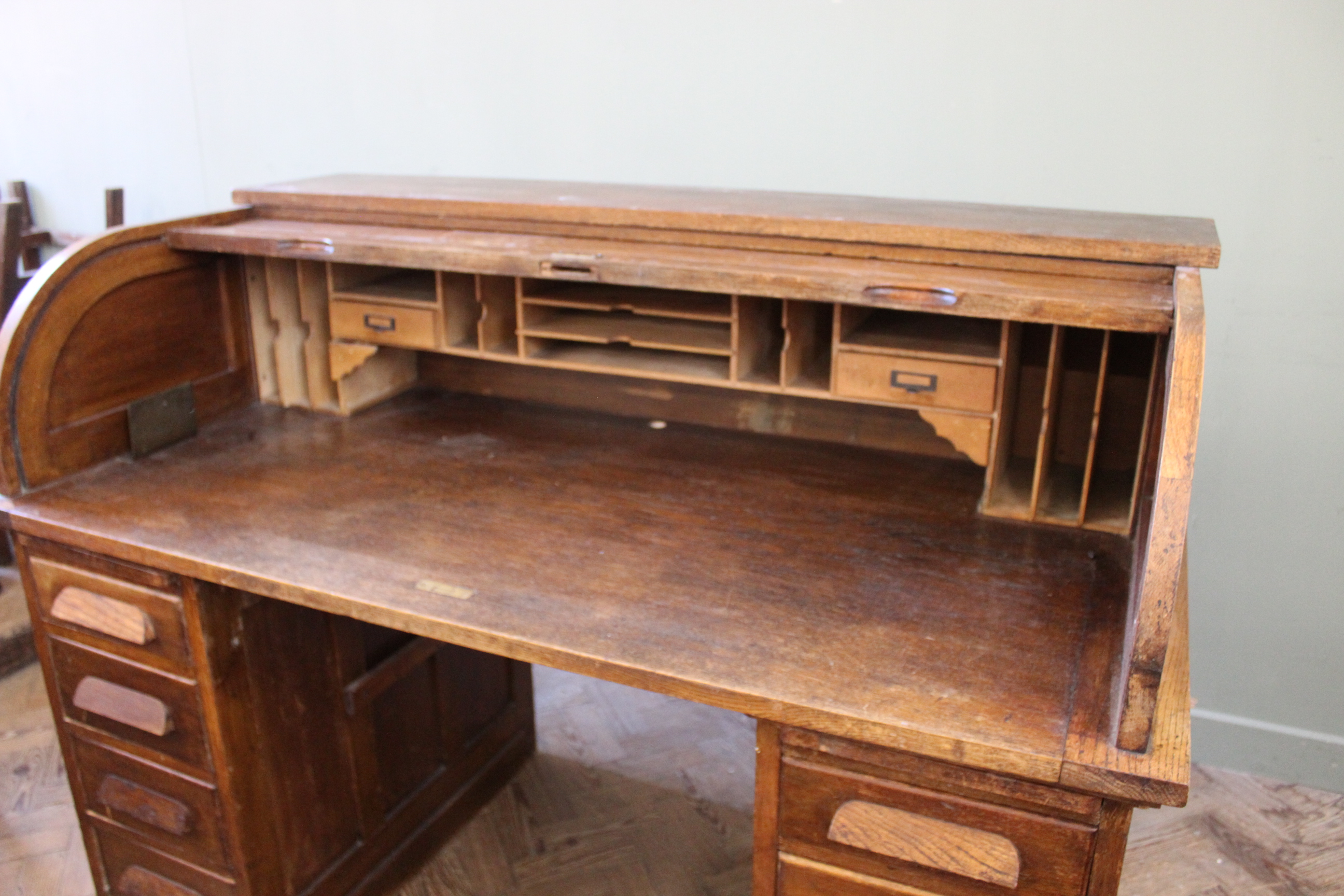 A substantial 1930's oak roll top desk with centre drawer (as found) - Image 4 of 5