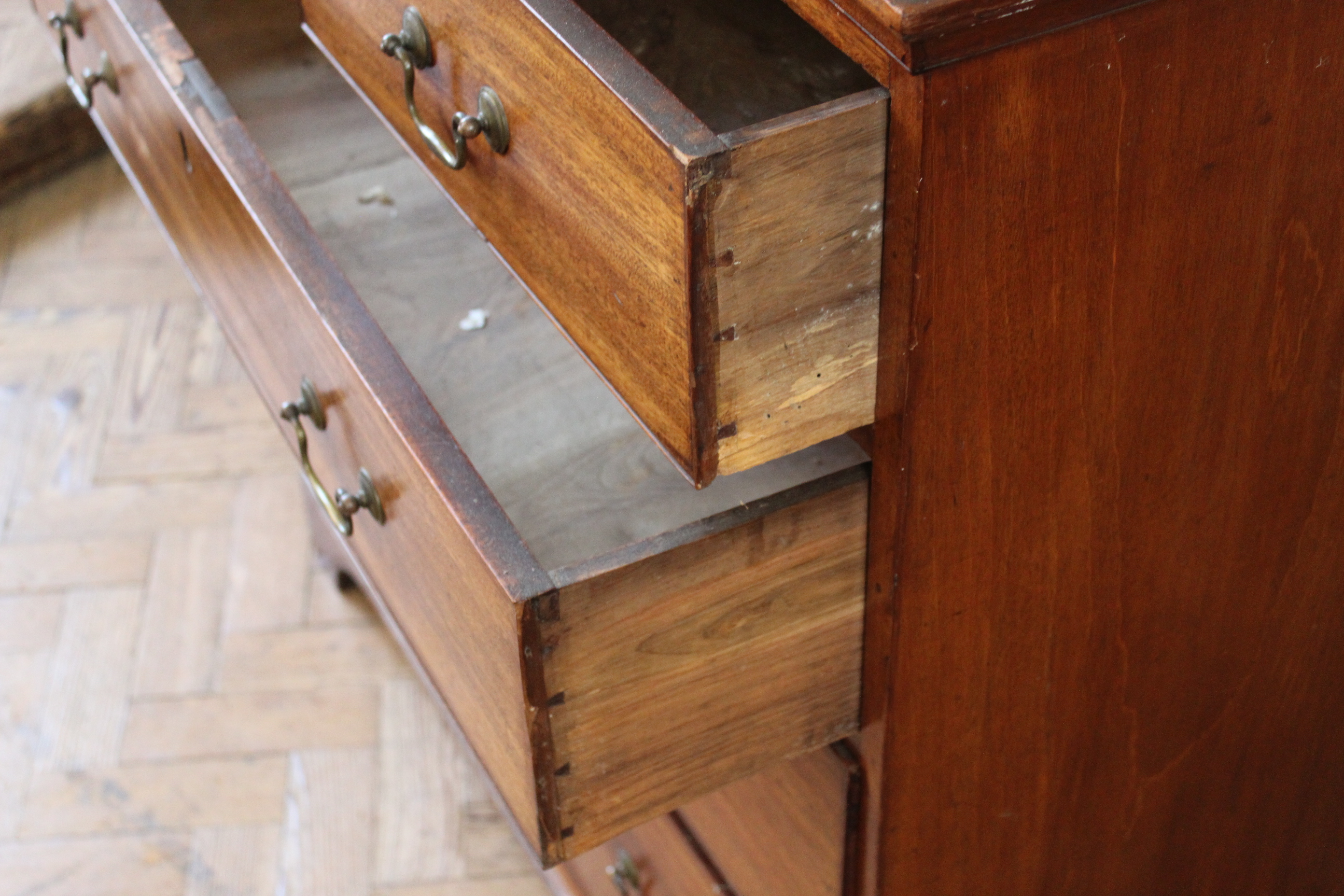 A late 18th Century mahogany chest of five drawers - Image 2 of 5