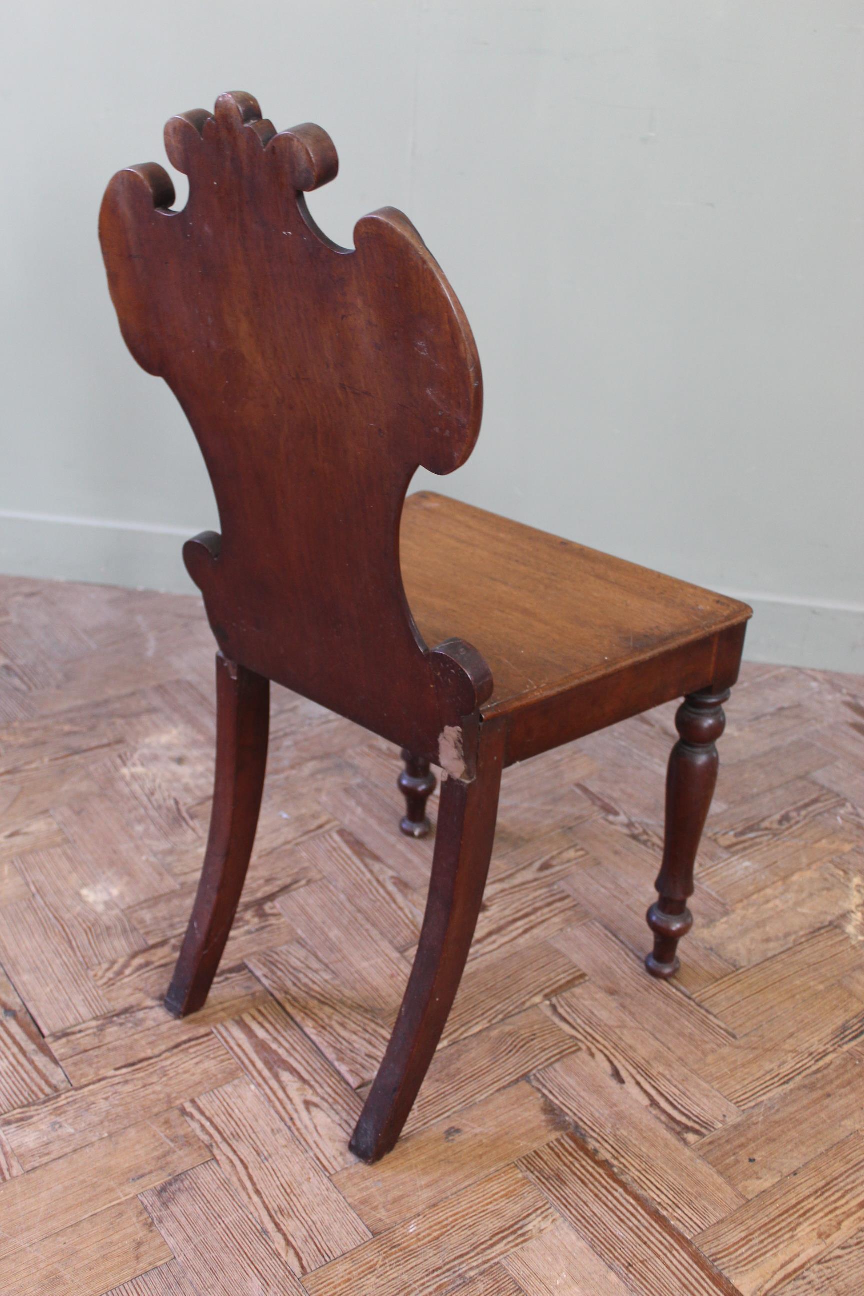 A Regency carved mahogany hall chair - Image 5 of 5