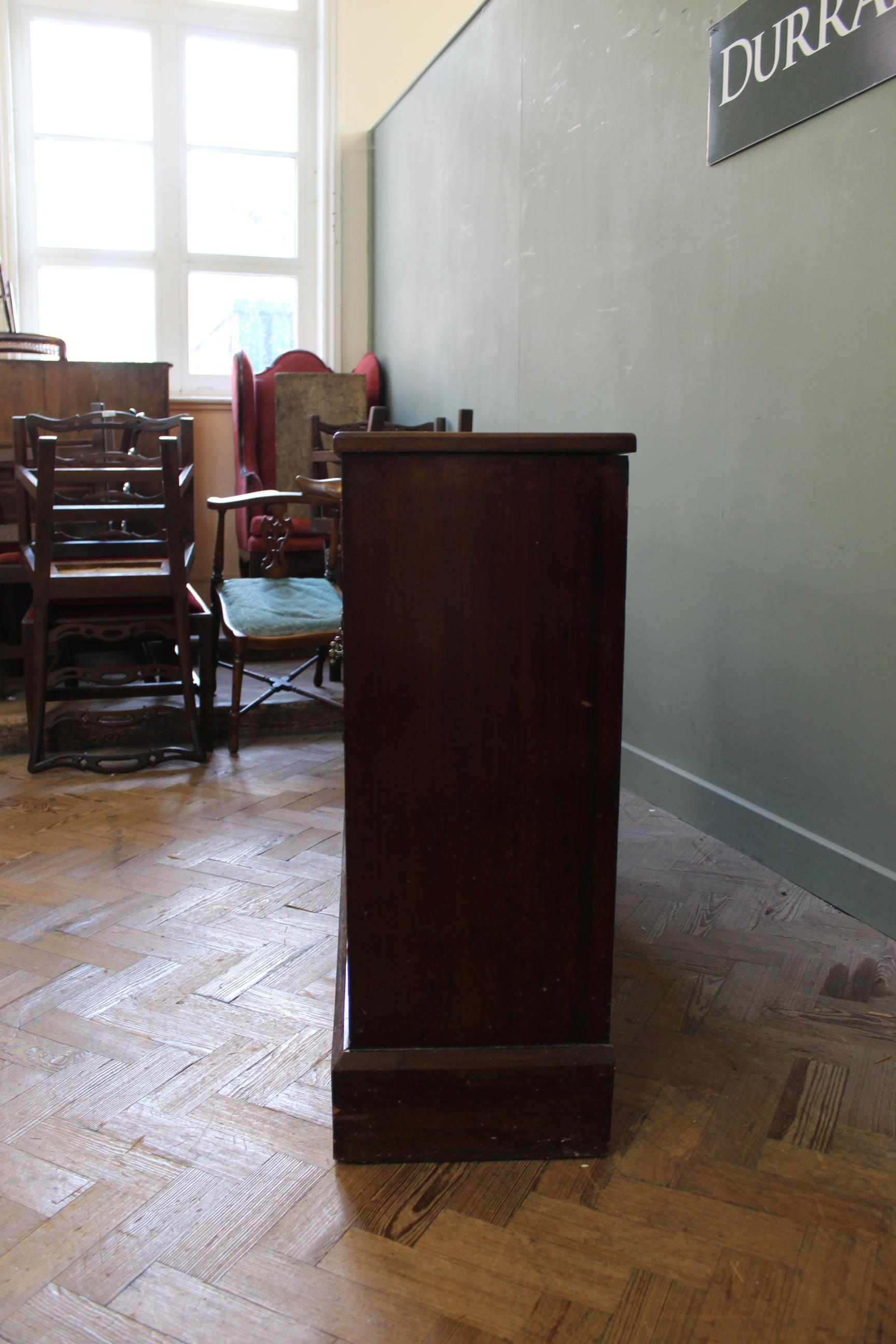 An Edwardian mahogany glazed two door bookcase - Image 2 of 3