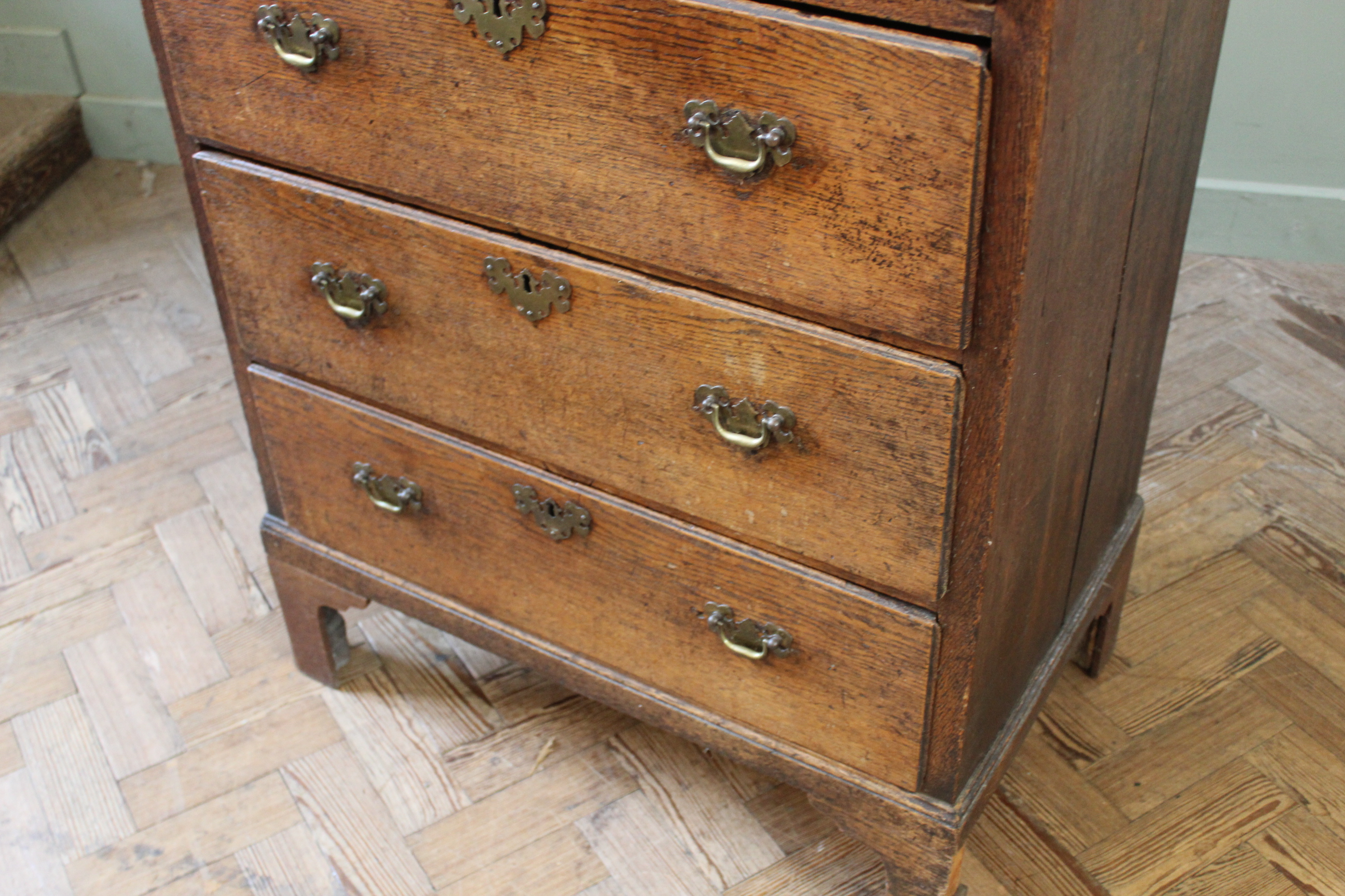 A 19th Century mahogany four tier whatnot with cupboard base - Image 4 of 6