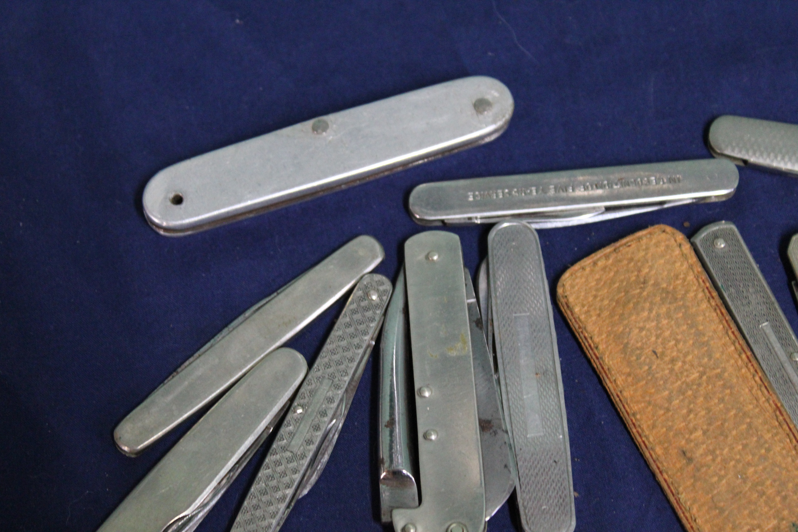 A box of sixteen various pocket knives including 'advertising' examples - Image 2 of 3