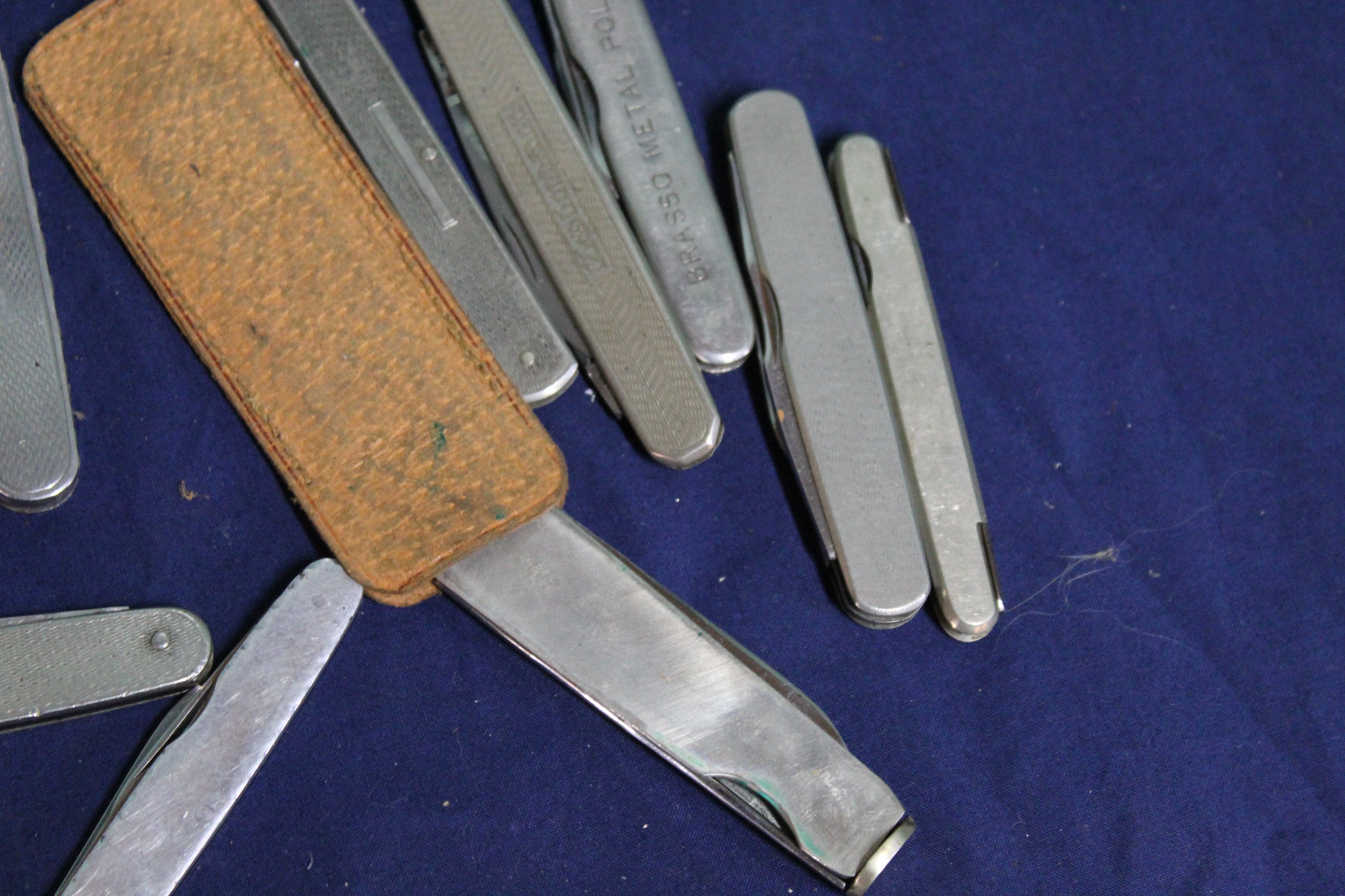 A box of sixteen various pocket knives including 'advertising' examples - Image 3 of 3
