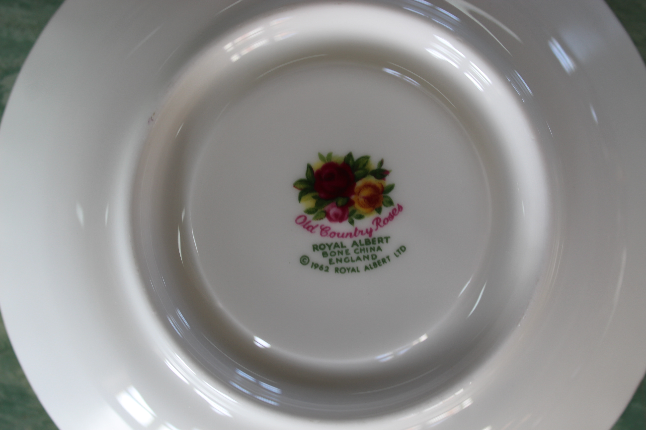 An extensive collection of Royal Albert Country Rose dinner and tea wares (two trays) including a - Image 2 of 2