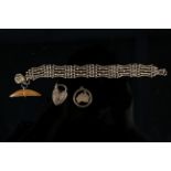 A 9ct gold gate link bracelet with a 9ct gold heart shaped clasp,