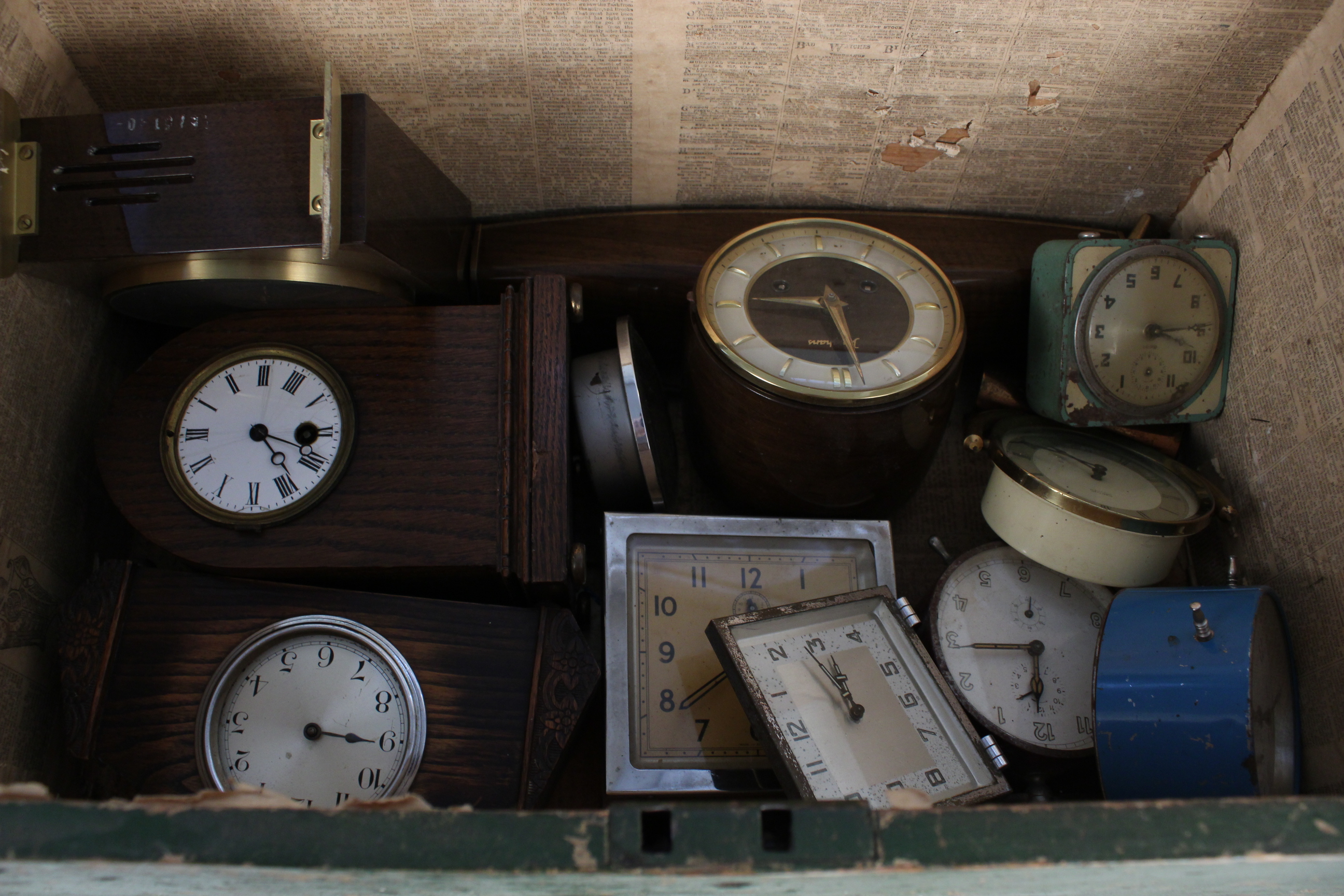 A vintage pine painted box containing assorted mantel and alarm clocks - Image 3 of 3